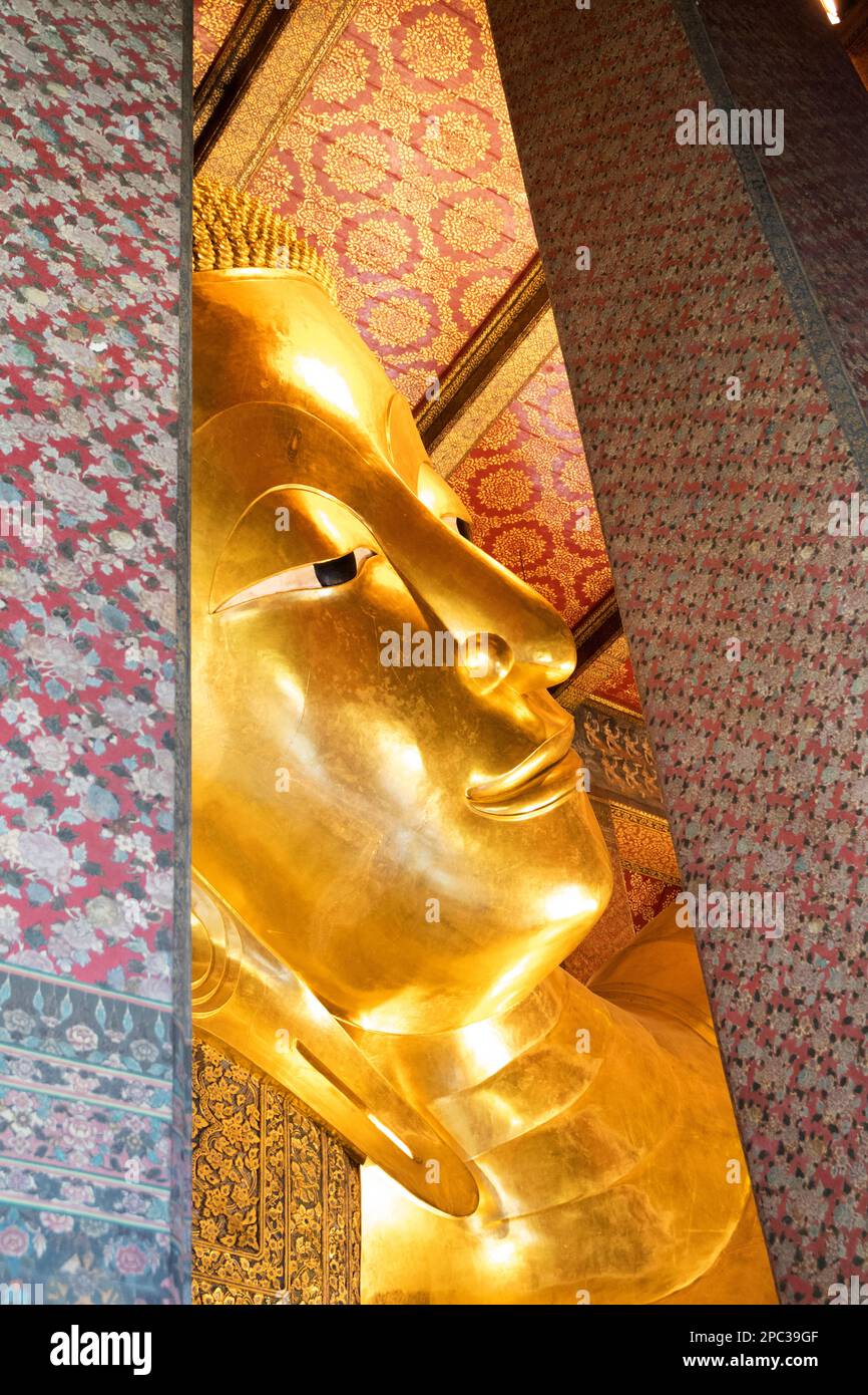 Gigantesca statua del Buddha sdraiato a Wat Pho, Bangkok. Wat Pho è il più antico e più grande complesso di templi di Bangkok Foto Stock