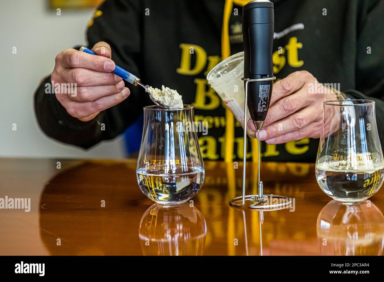 Stephan Fritsche, amministratore delegato della Klosterbrauerei Neuzelle (birreria del monastero), dimostra la nuova polvere di birra in fase di sviluppo Foto Stock