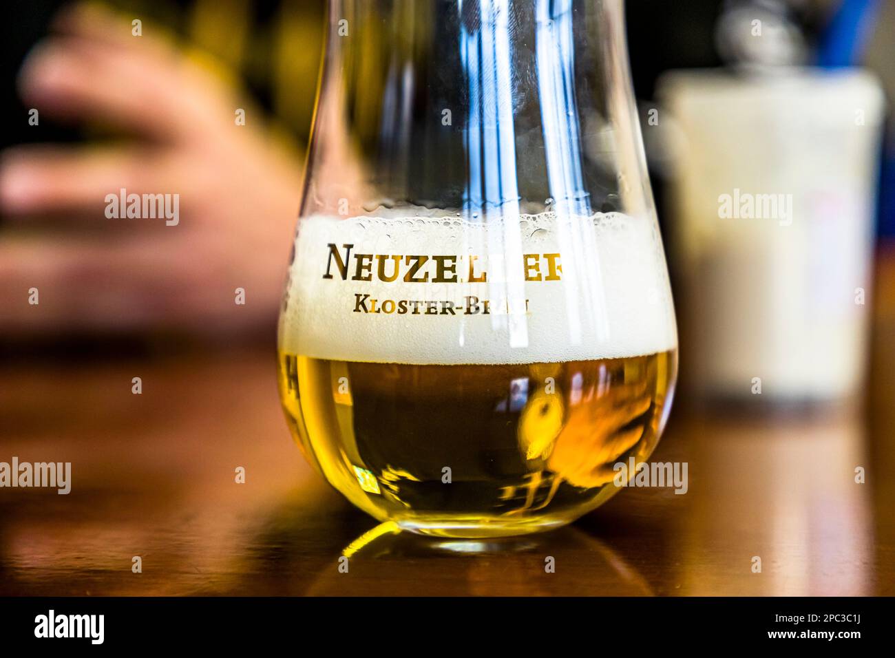 Birra mescolata dalla polvere di birra. La testa è stabile, ma il gusto non è ancora abbastanza rotondo. L'idea del prodotto colpisce soprattutto con argomentazioni rispettose del clima durante il trasporto. Stephan Fritsche, amministratore delegato della Klosterbrauerei Neuzelle (birreria del monastero), dimostra la nuova polvere di birra in fase di sviluppo Foto Stock