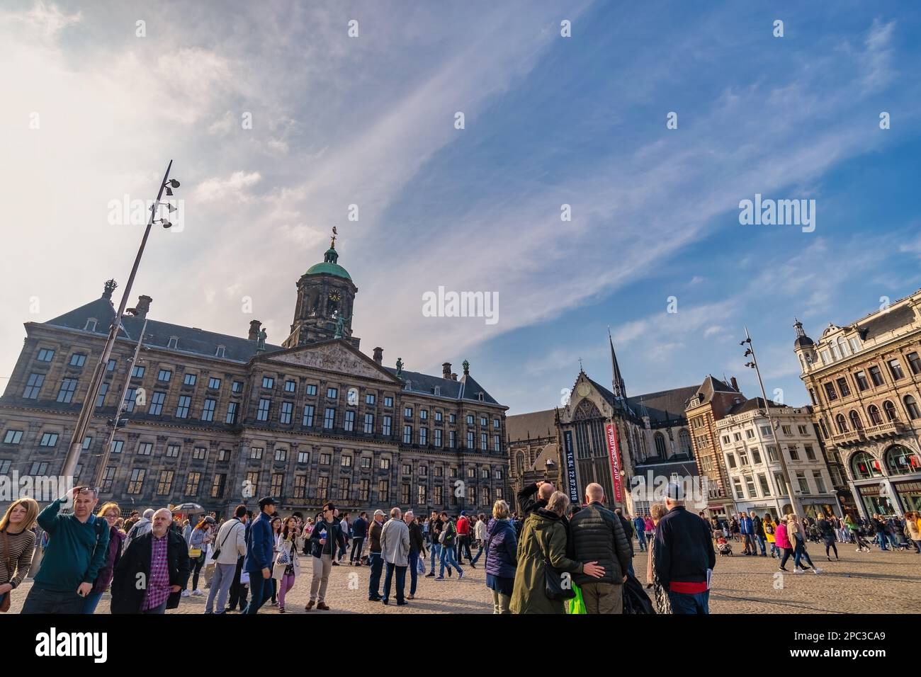 Amsterdam, Paesi Bassi - 14 aprile 2019: Molti turisti a piedi a Piazza Dam Monumento Nazionale Foto Stock