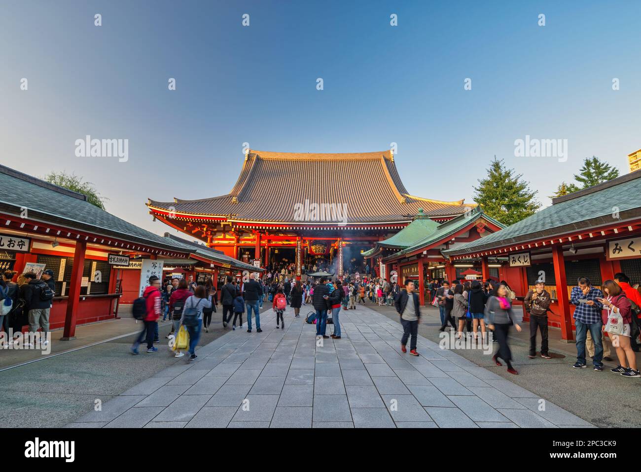 Tokyo, Giappone - 26 ottobre 2017 : molti turisti a piedi al Tempio di Asakusa (senso-Ji) Foto Stock