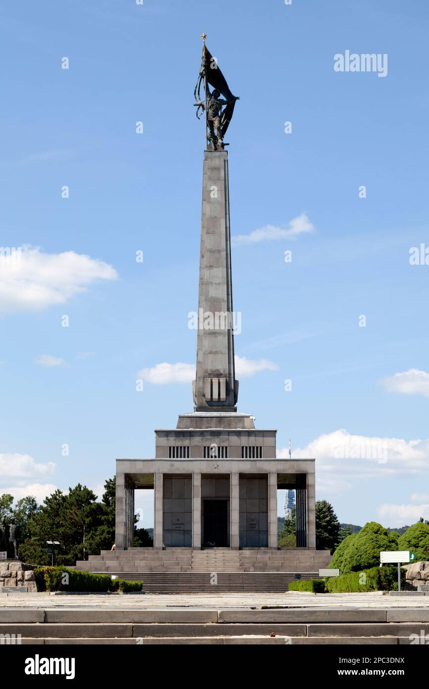 Bratislava, Slovacchia - Giugno 18 2018: Il Memoriale di guerra di Slavín è un monumento commemorativo e cimitero militare che serve come terreno di sepoltura di migliaia di SOV Foto Stock