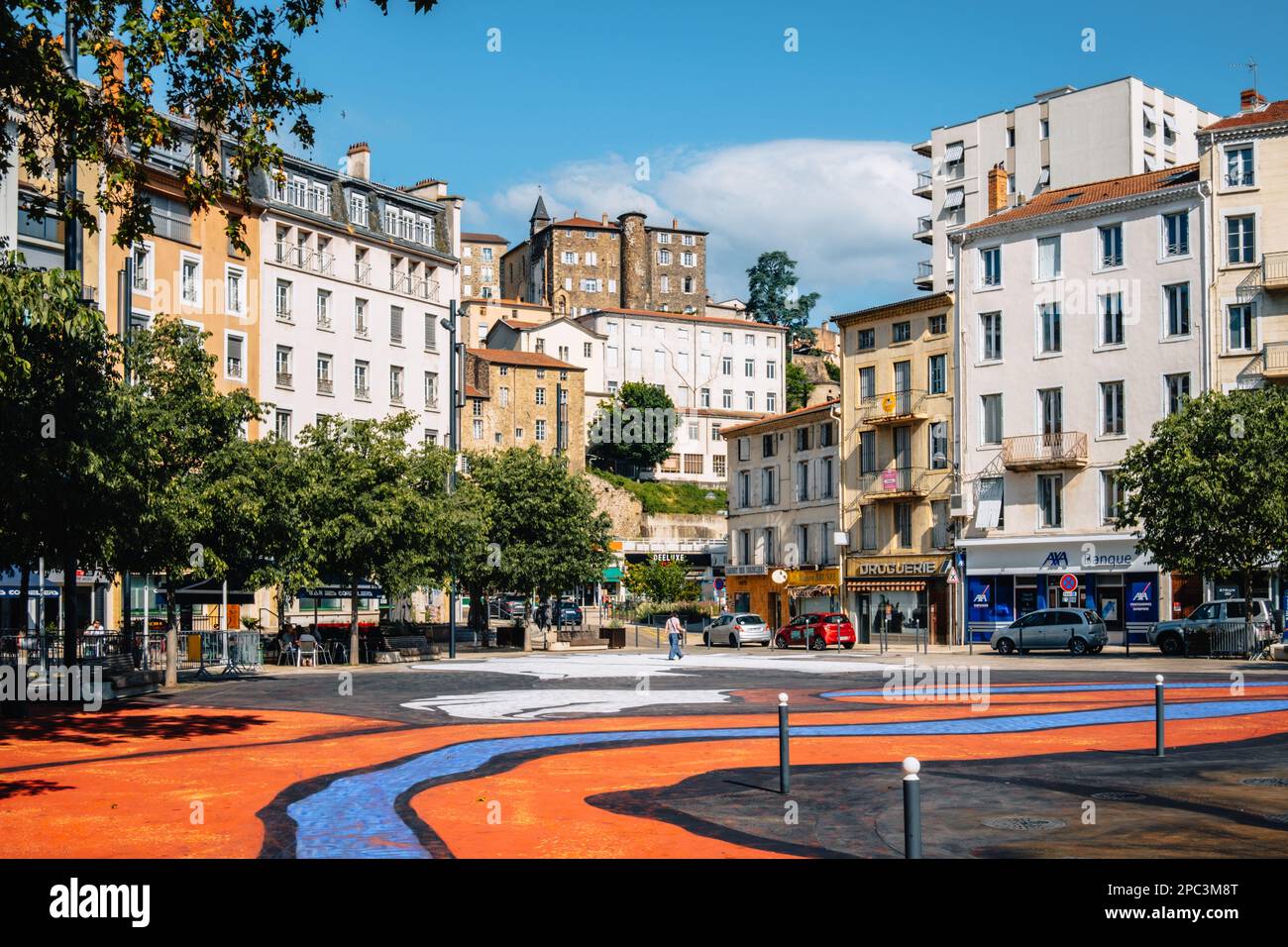 La piazza Cordeliers e le sue case e facciate affascinanti nel centro storico di Annonay, nel sud della Francia (Ardeche) Foto Stock