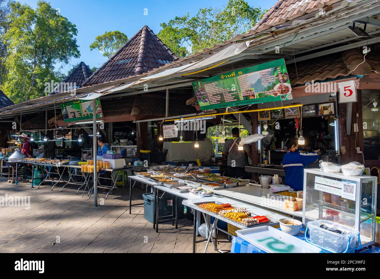 Vasta varietà di cibi serviti presso le bancarelle di cibo. Parco Nazionale Khao Yai, Thailandia. Foto Stock