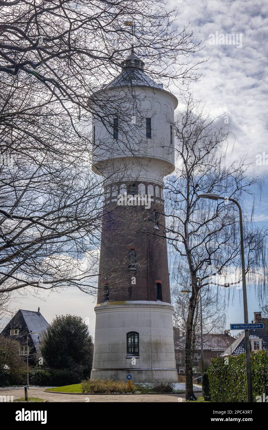 Vecchia torre dell'acqua nella città di Coevorden, situata all'interno del fossato della fortezza nel parco chiamato 'van Heutszpark', provincia di Drenthe, Paesi Bassi Foto Stock