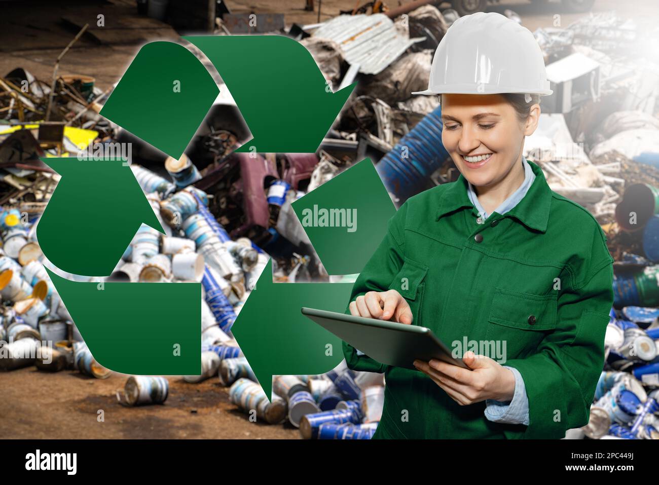 Donna con un tablet digitale in un impianto di riciclaggio dei rifiuti. Concetto di gestione dei rifiuti Foto Stock
