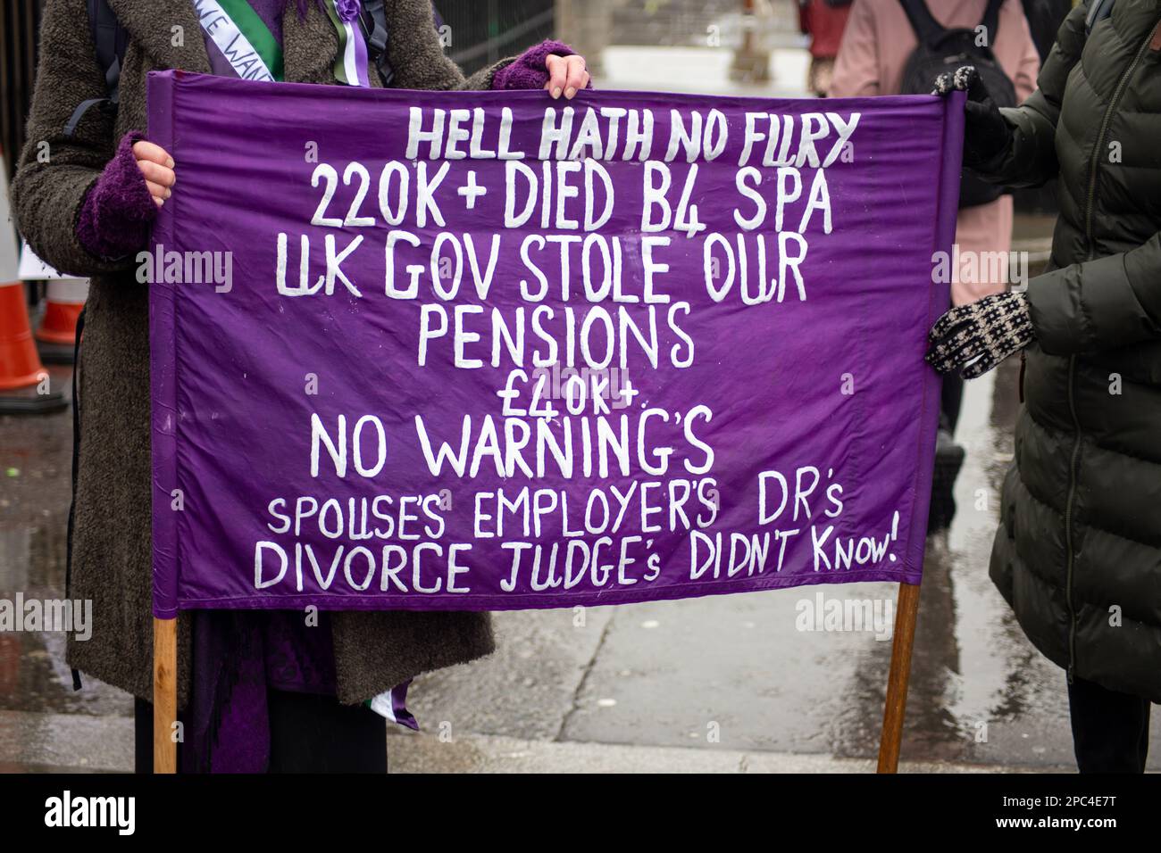 Le donne di WASPI-le donne contro la disuguaglianza pensionistica statale-hanno protestato contro il cambiamento nell'età pensionabile. Credit: Sinai Noor/Alamy Stock Photo Foto Stock