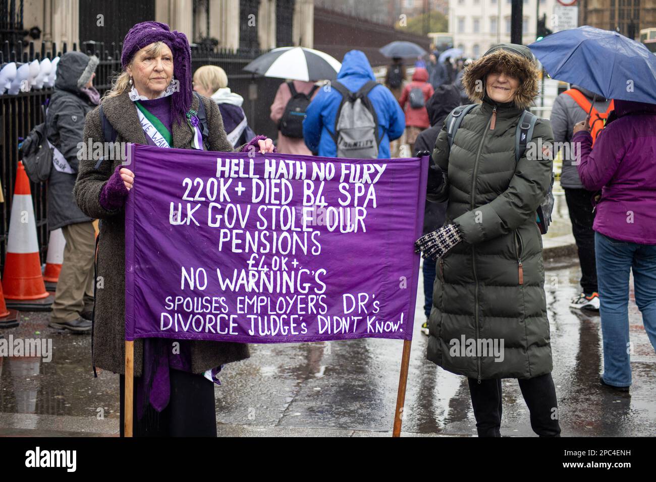 Le donne di WASPI-le donne contro la disuguaglianza pensionistica statale-hanno protestato contro il cambiamento nell'età pensionabile. Credit: Sinai Noor/Alamy Stock Photo Foto Stock