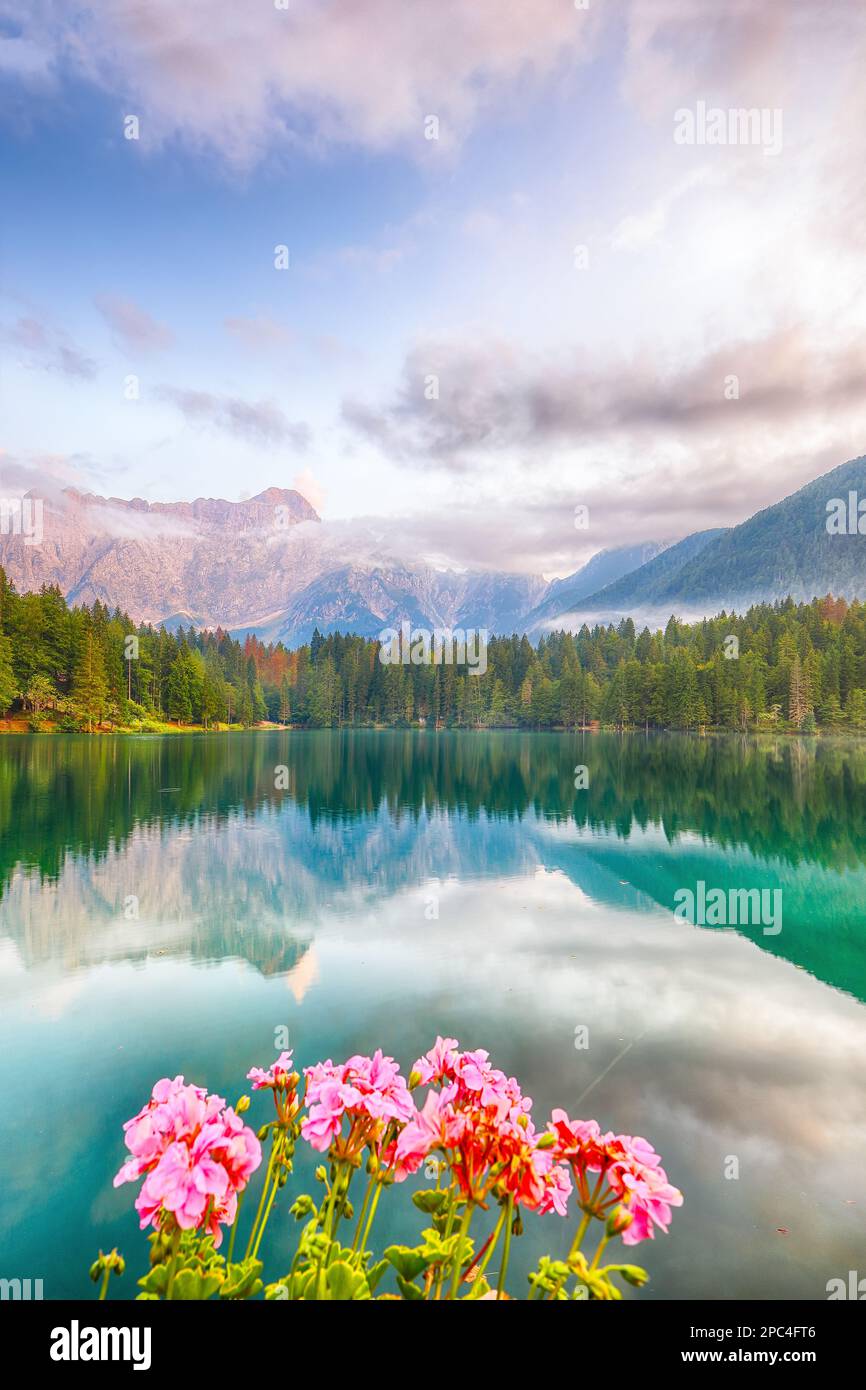 Incredibile vista del tramonto sul lago Fusine con la cima del Mangart sullo sfondo. Popolare destinazione di viaggio delle Alpi Giulie. Località: Tarvisio comune , Pro Foto Stock