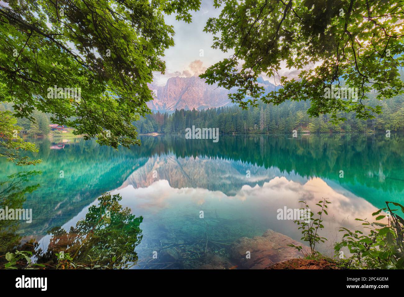 Incredibile vista del tramonto sul lago Fusine con la cima del Mangart sullo sfondo. Popolare destinazione di viaggio delle Alpi Giulie. Località: Tarvisio comune , Pro Foto Stock