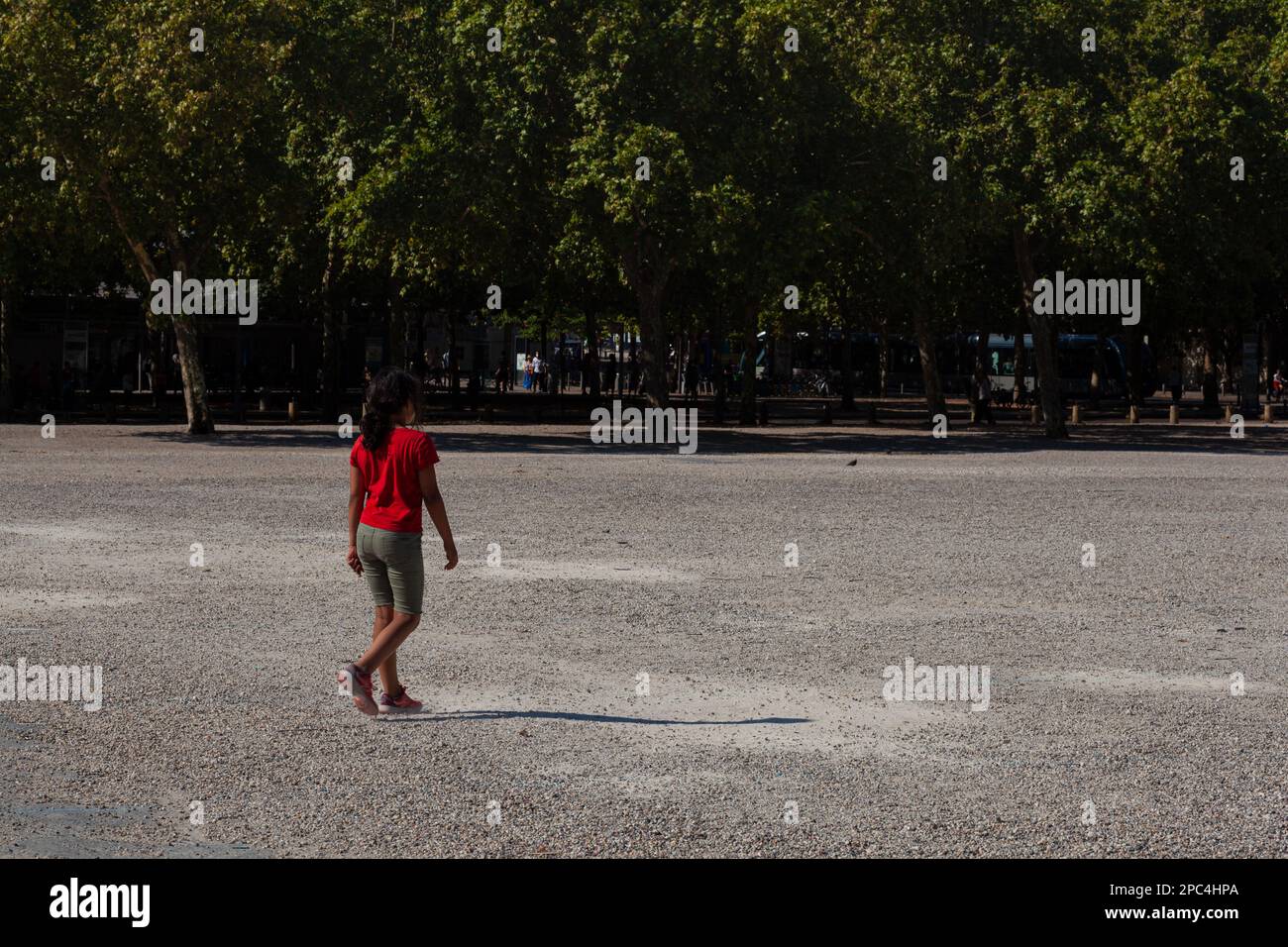 Bordeaux, Francia, 18 luglio 2022: Bambina che cammina per la strada di Bordeaux nella stagione estiva Foto Stock