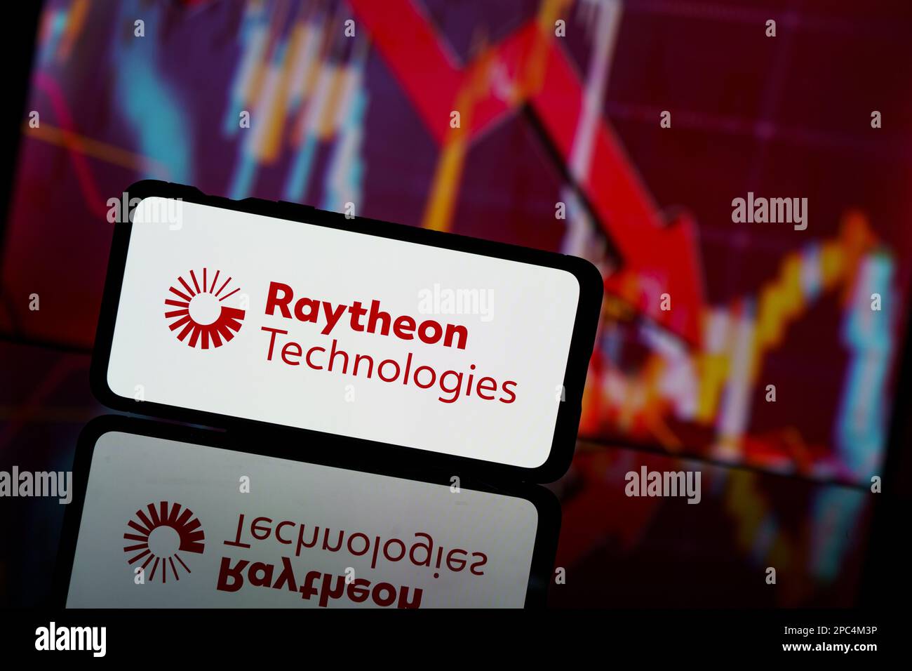 Parigi, Francia - 2023 marzo 13: Le azioni della società Raytheon Technologies si abbassano sul mercato azionario. Raytheon tecnologie società crisi finanziaria e fallimento Foto Stock
