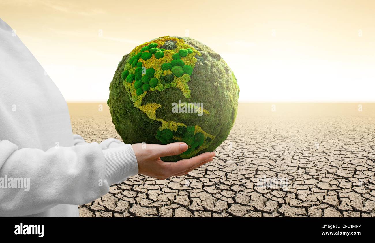 Donna tiene un pianeta verde Terra. Simbolo dello sviluppo sostenibile e delle energie rinnovabili Foto Stock