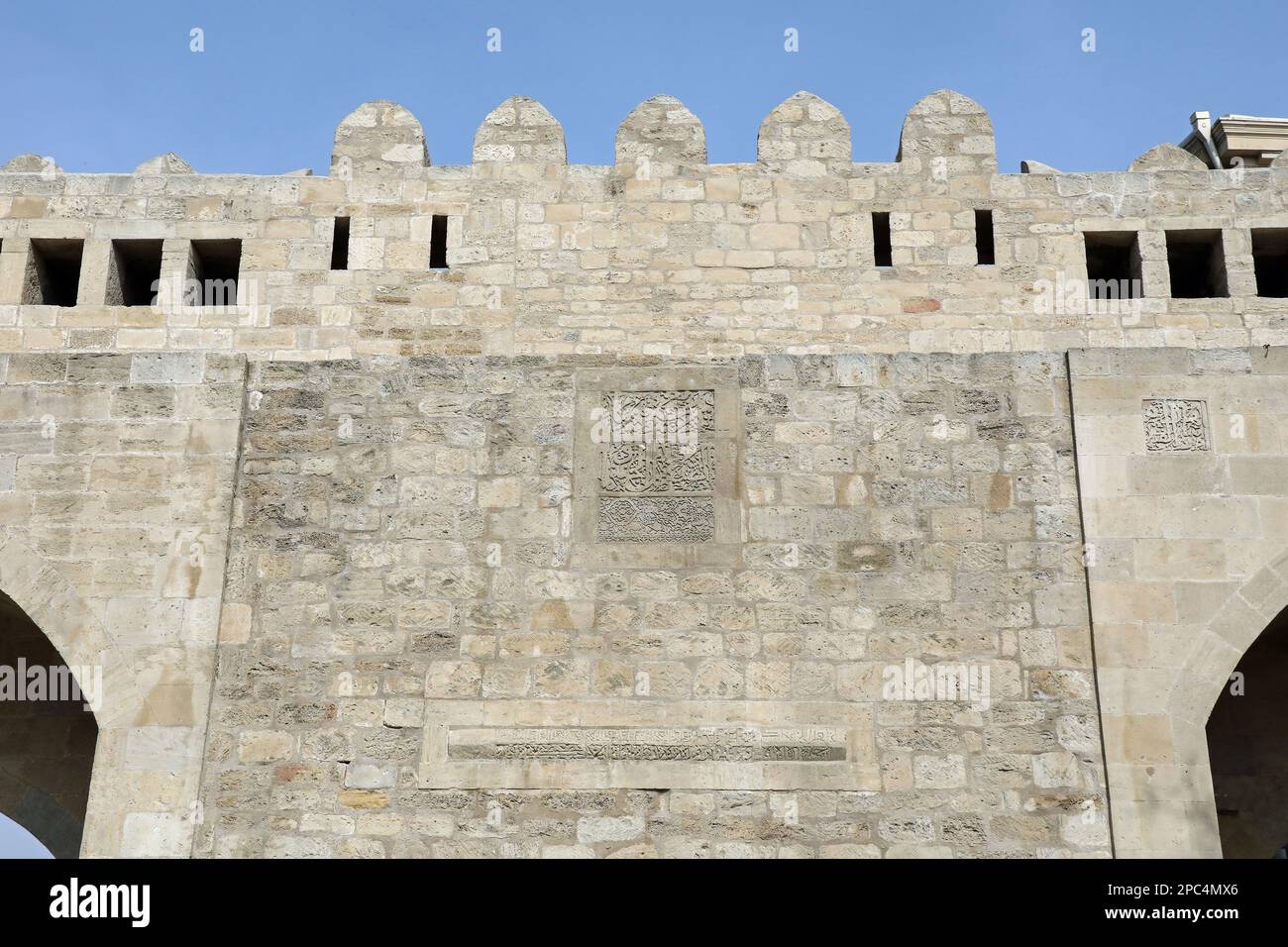 Particolare architettonico dell'antica cinta muraria della fortezza di Baku Foto Stock