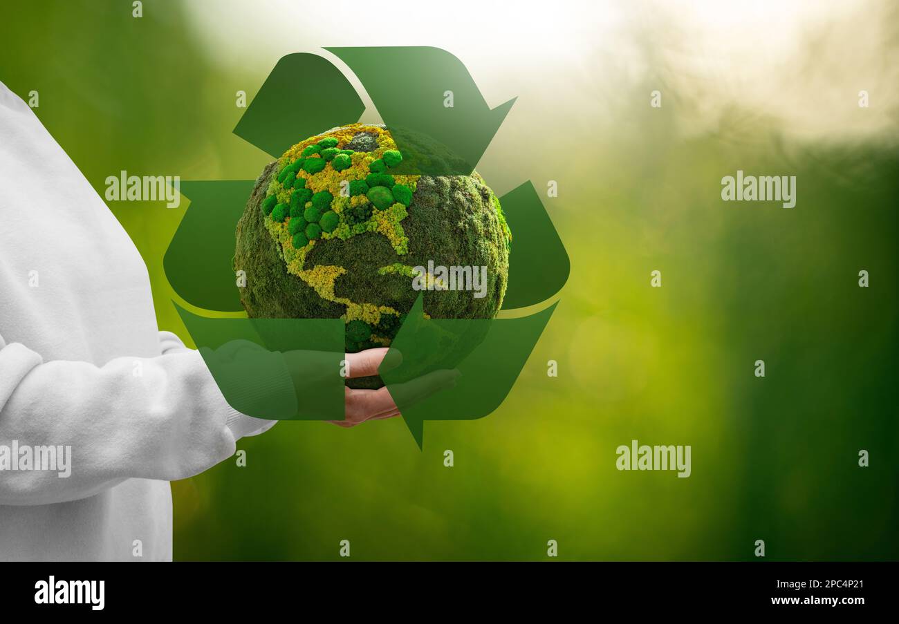 Donna in possesso di un pianeta verde Terra con simbolo di riciclaggio Foto Stock
