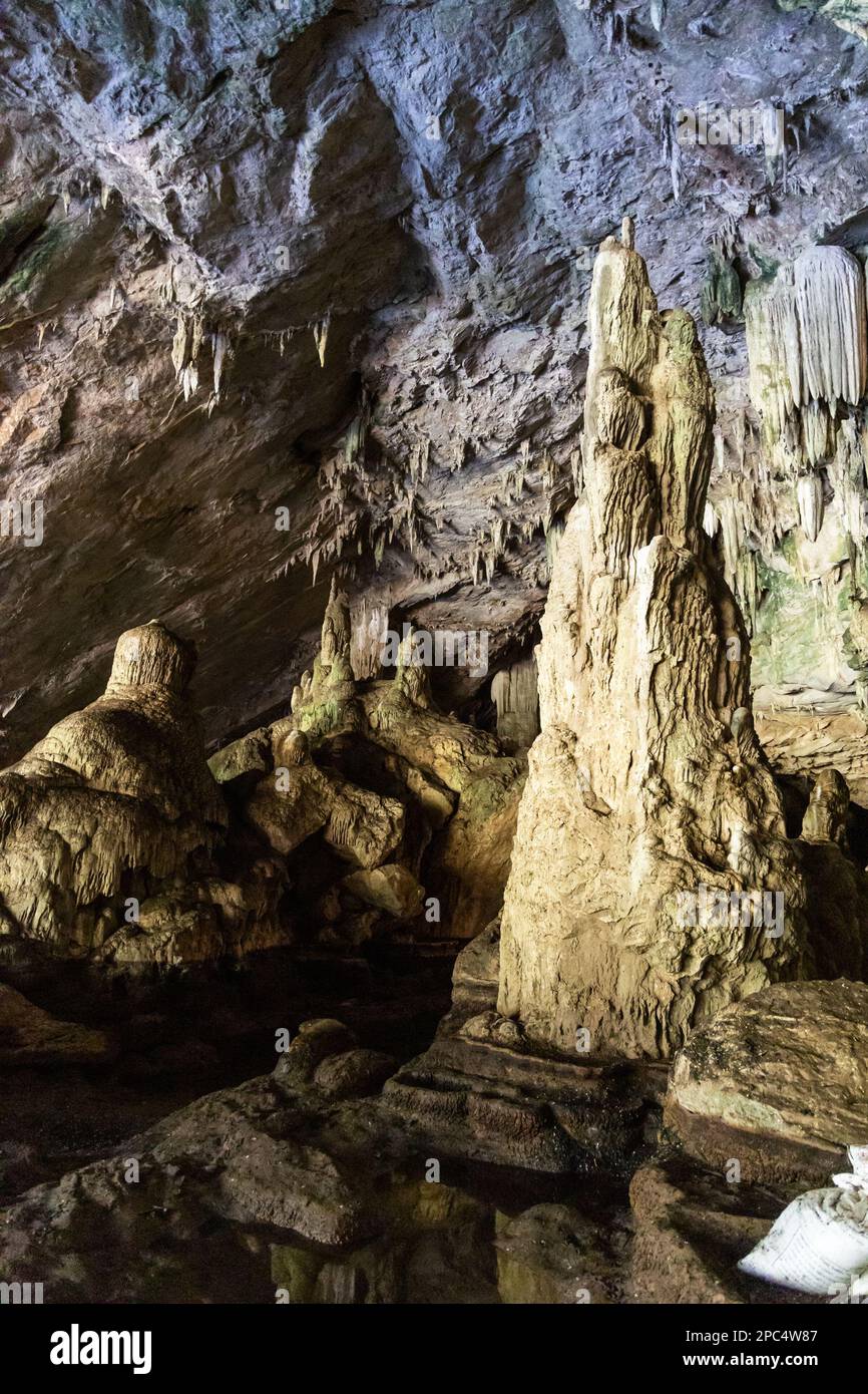 Tham Nam Lod grotte nella provincia di Mae Hong Son Thailandia offre bella stalagmite e stalattiti formazione nella sua grande camera Foto Stock