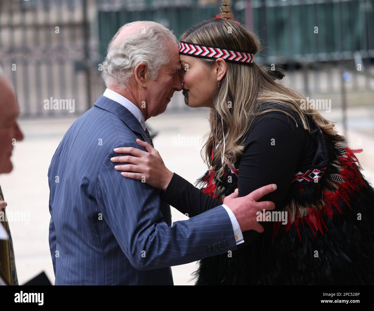 Re Carlo III viene accolto con un 'Hongi', un tradizionale saluto Maori in Nuova Zelanda usato dal popolo Maori, mentre arriva per l'annuale Commonwealth Day Service all'Abbazia di Westminster a Londra. Data immagine: Lunedì 13 marzo 2023. Foto Stock