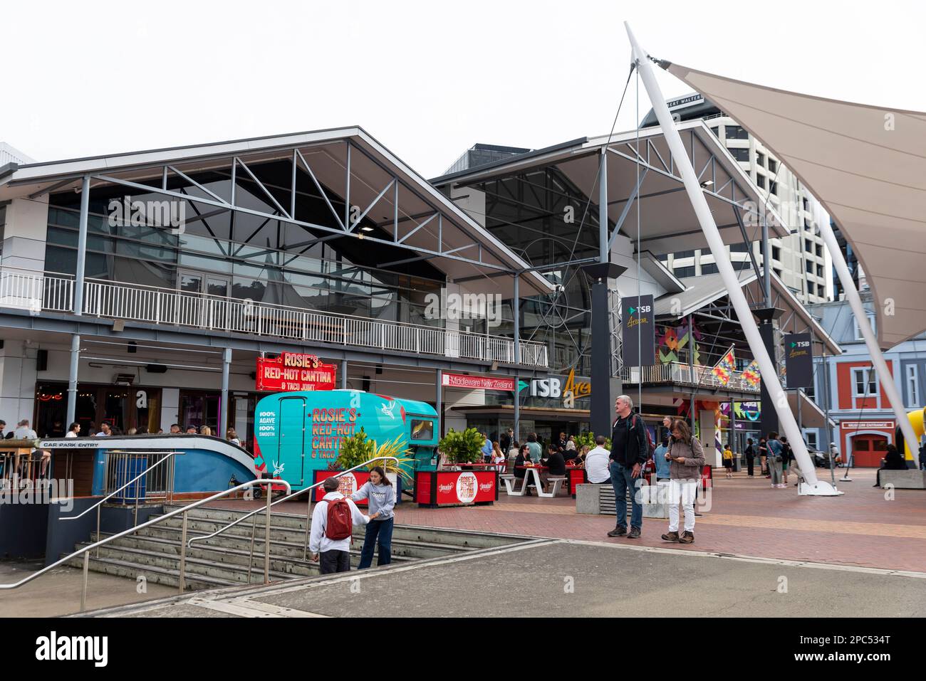 Area ricreativa sulla zona del porto a Wellington, Nuova Zelanda. Caffè e ristoranti fuori dalla TSB Arena vicino al quartiere centrale di Wellington Foto Stock