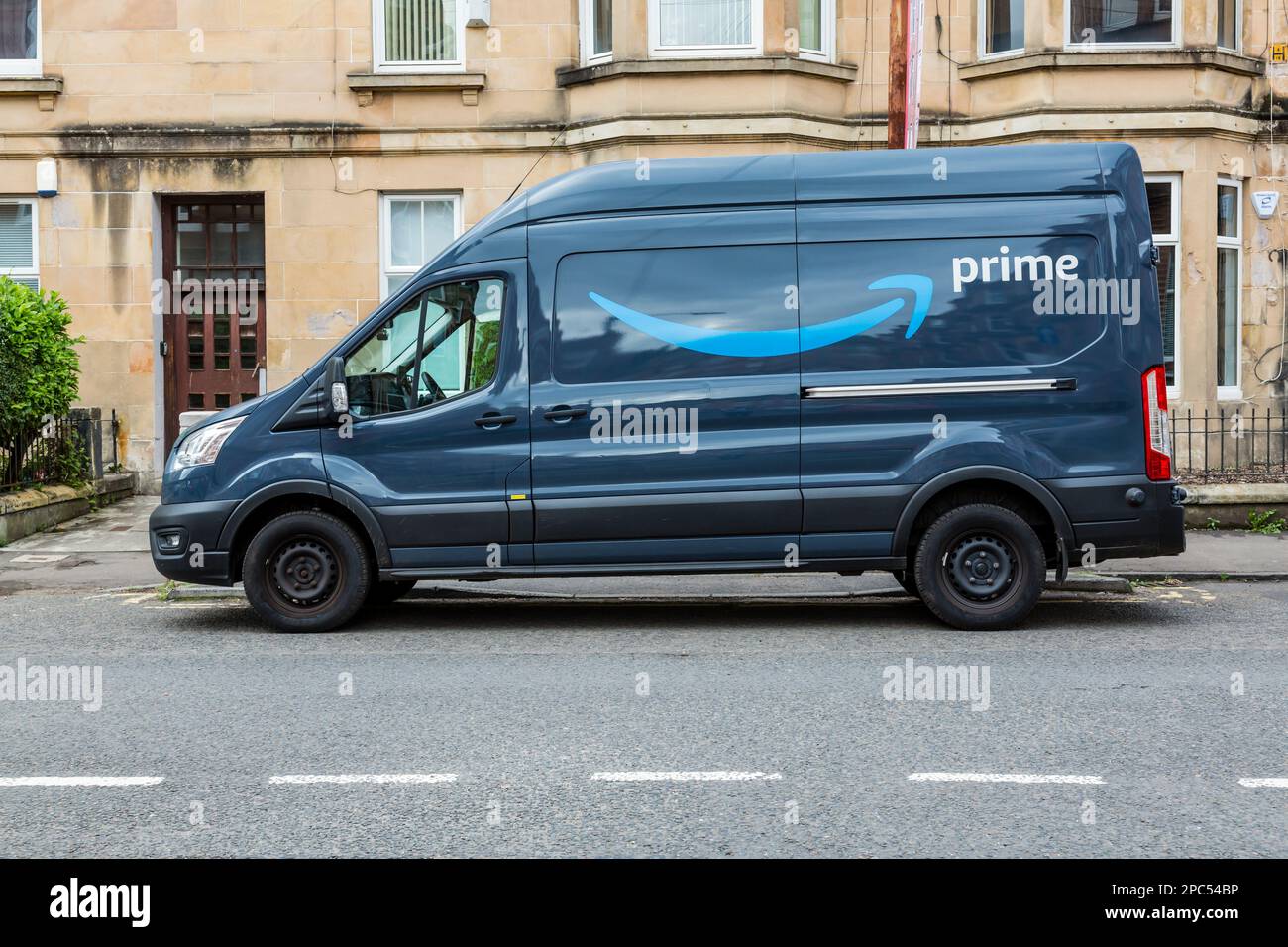 Servizio di consegna Amazon prime parcheggiato su una strada cittadina, Glasgow, Scozia, Regno Unito, Europa Foto Stock