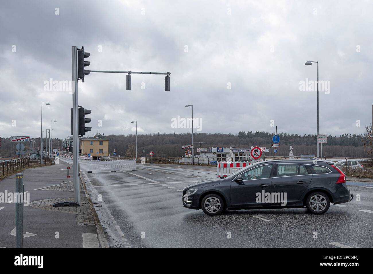 Crown Prince Frederikssund Bridge è chiuso per sei settimane e un'auto sta girando, Frederikssund, Mars 13, 2023 Foto Stock