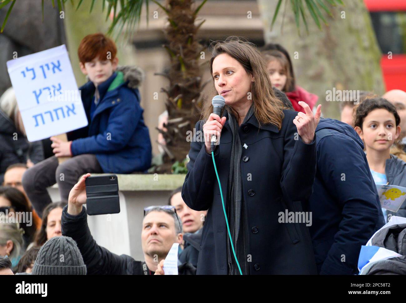 Sharon Shochat - accademico e attivista israeliano - parlando in Piazza del Parlamento in una manifestazione contro i piani del governo israeliano di lim Foto Stock