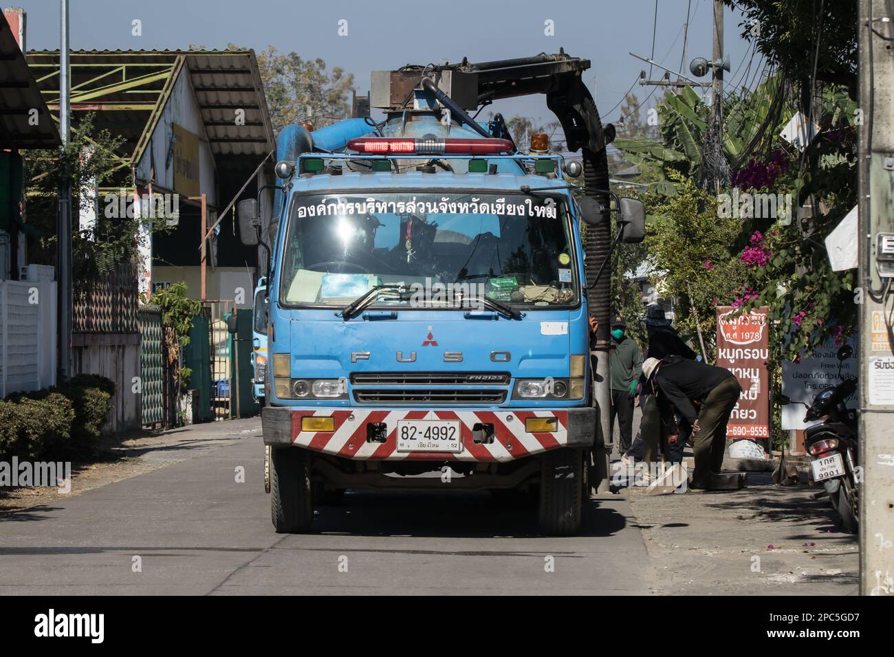 Chiangmai, Thailandia - Febbraio 7 2023: Camion pulito fognario del comune di Chiangmai. Foto Stock
