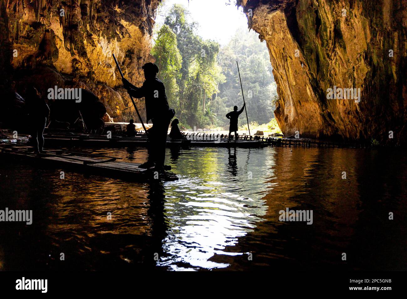 I turisti in silhouette hanno navigato su zattere di bambù all'interno del fiume tunnel all'interno delle grotte di Tham Nam Lod, provincia di Mae Hong Son, Thailandia. Foto Stock