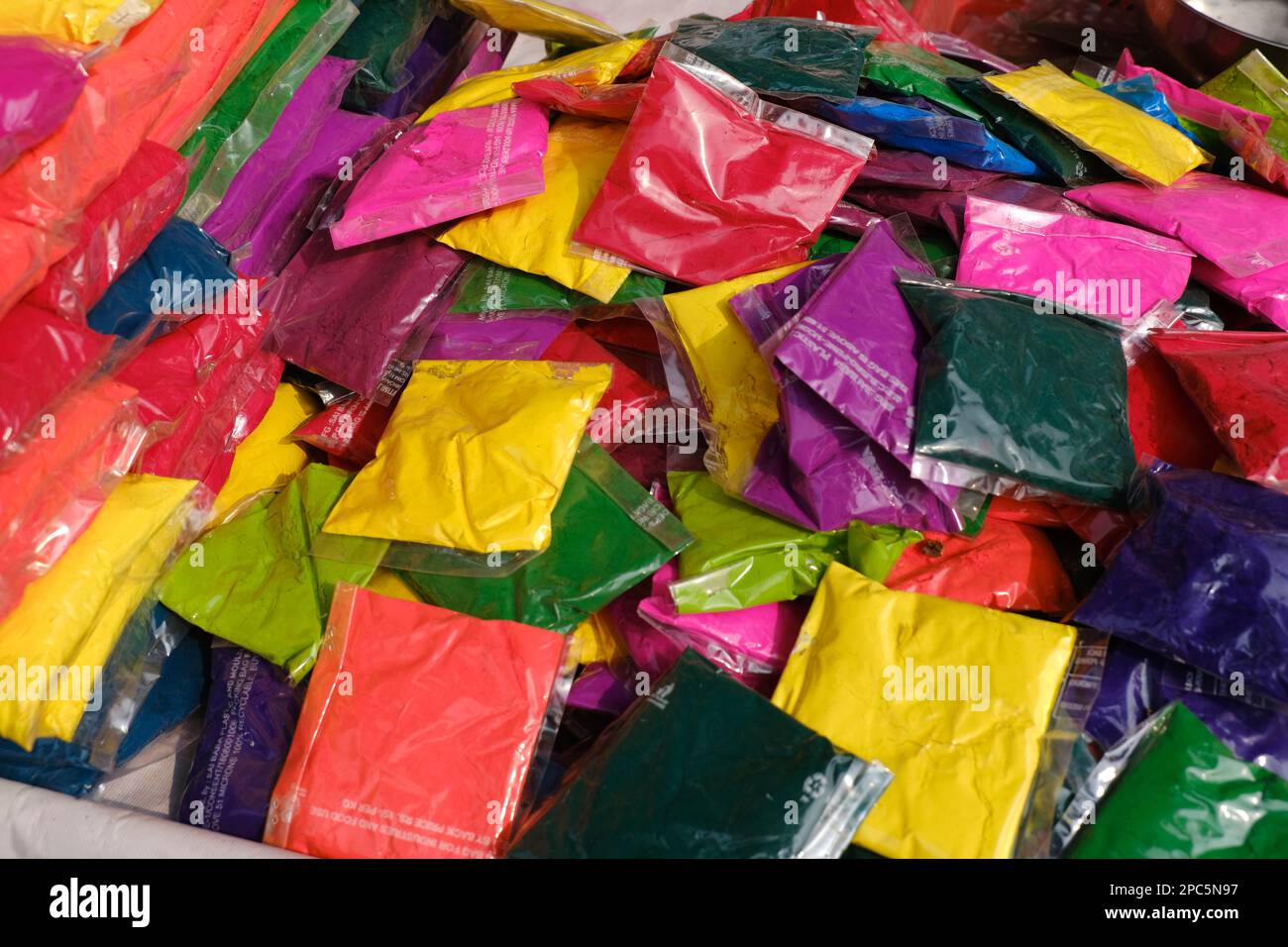 12 marzo 2023, Pune, India, colori secchi imballati in confezione di plastica messo al negozio di mercato per la vendita per l'Indian Festival Holi. Foto Stock