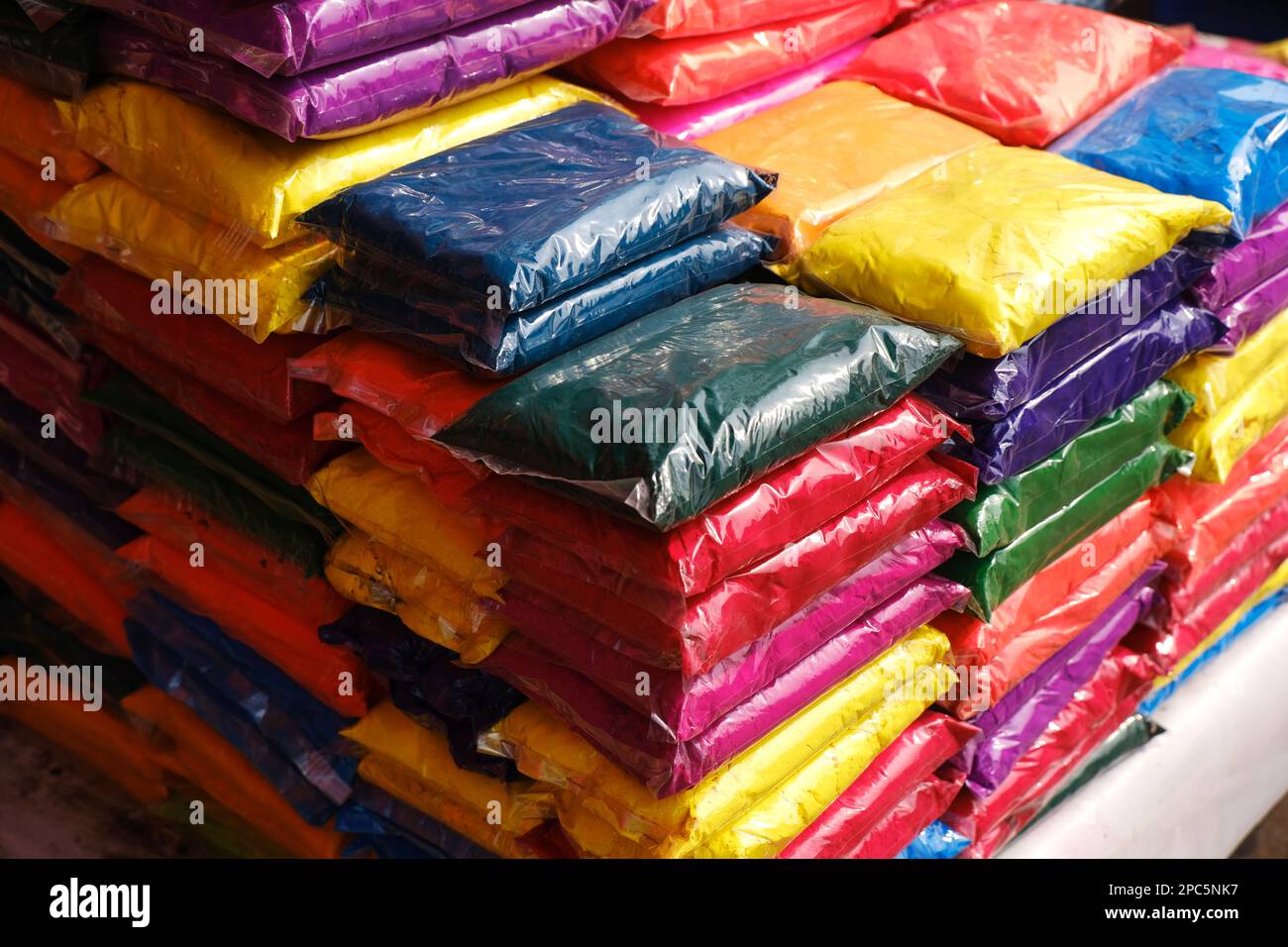 12 marzo 2023, Pune, India, colori secchi imballati in confezione di plastica messo al negozio di mercato per la vendita per l'Indian Festival Holi. Foto Stock