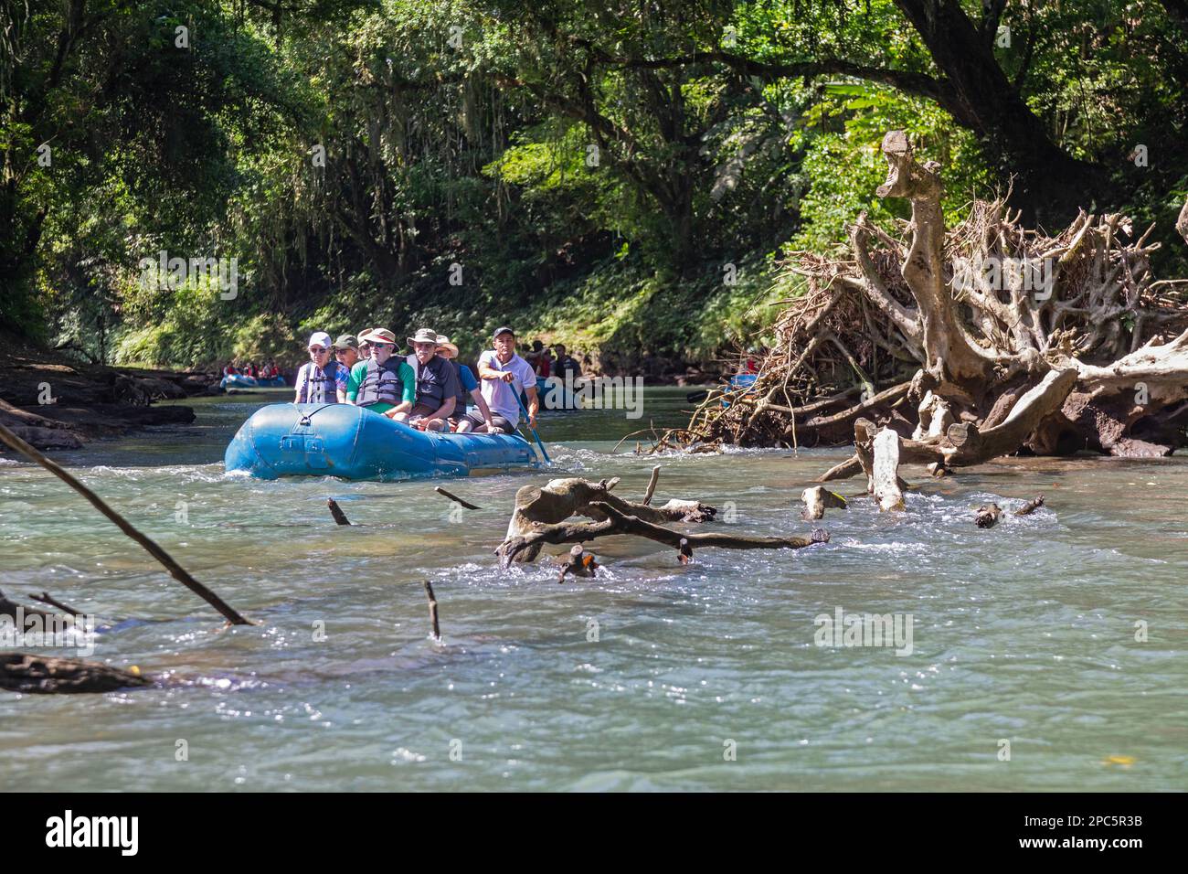 Muelle San Carlos, Costa Rica - turisti in un viaggio panoramico rafting sul Rio Penas Blancas. Foto Stock