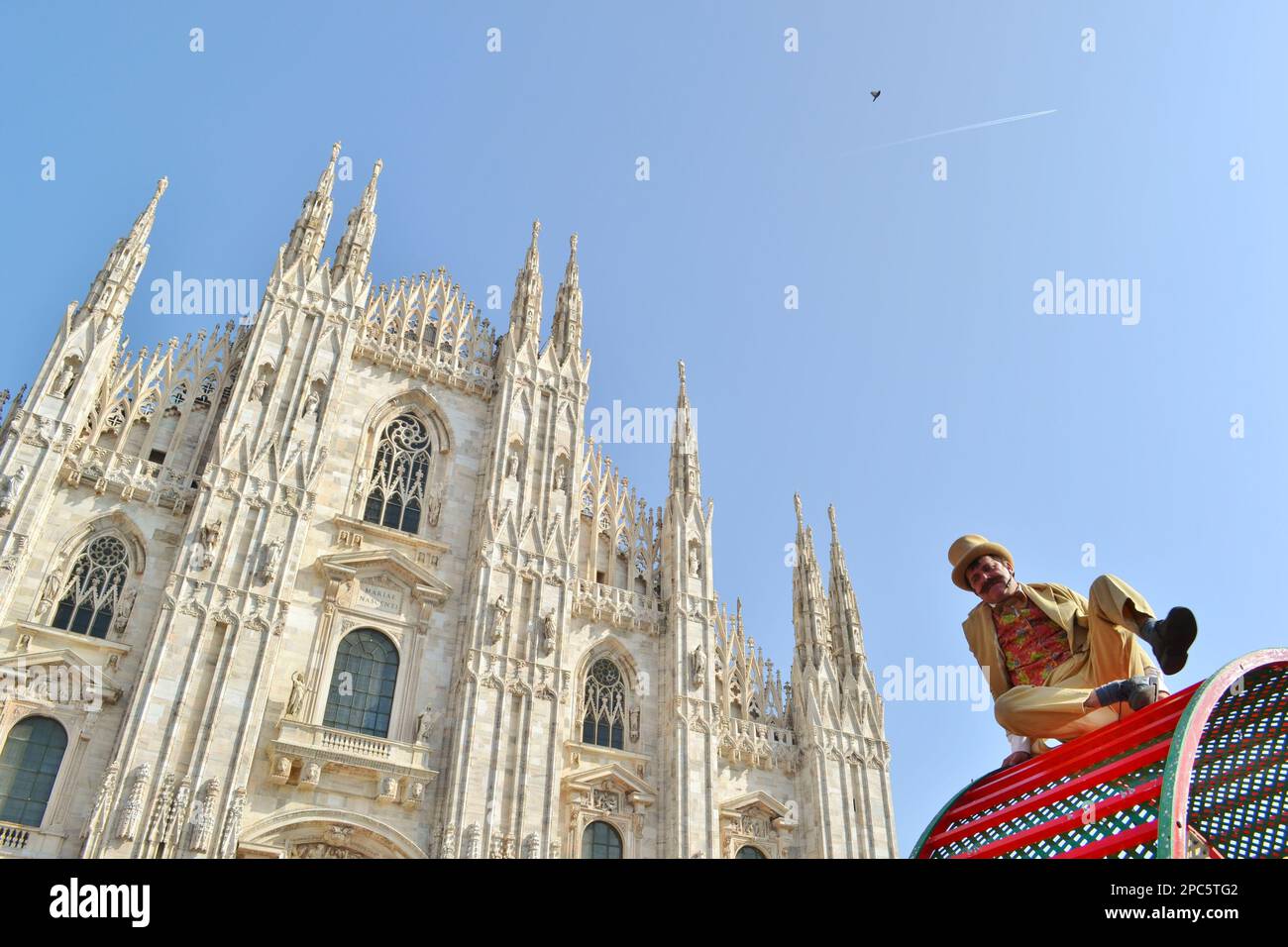 Festa di Carnevale in piazza Duomo. Personaggio di leader che si recita durante lo spettacolo teatrale davanti alla folla di persone che guardano. Foto Stock