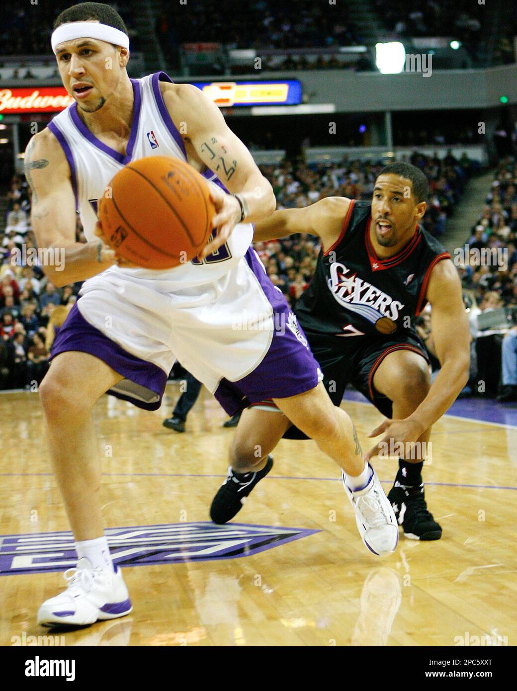 Sacramento Kings' Mike Bibby (10) gets past Philadelphia 76ers' Andre Miller during the third quarter of a basketball game in Sacramento, Calif., Wednesday, Dec. 27, 2006. (AP Photo/Thearon Henderson) Foto Stock