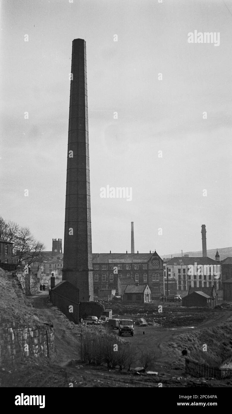 Giro del Regno Unito - Demolition of the Electricity Works Chimney a Darwen a metà degli anni '1960s uno di una sequenza di sei immagini. Foto Stock