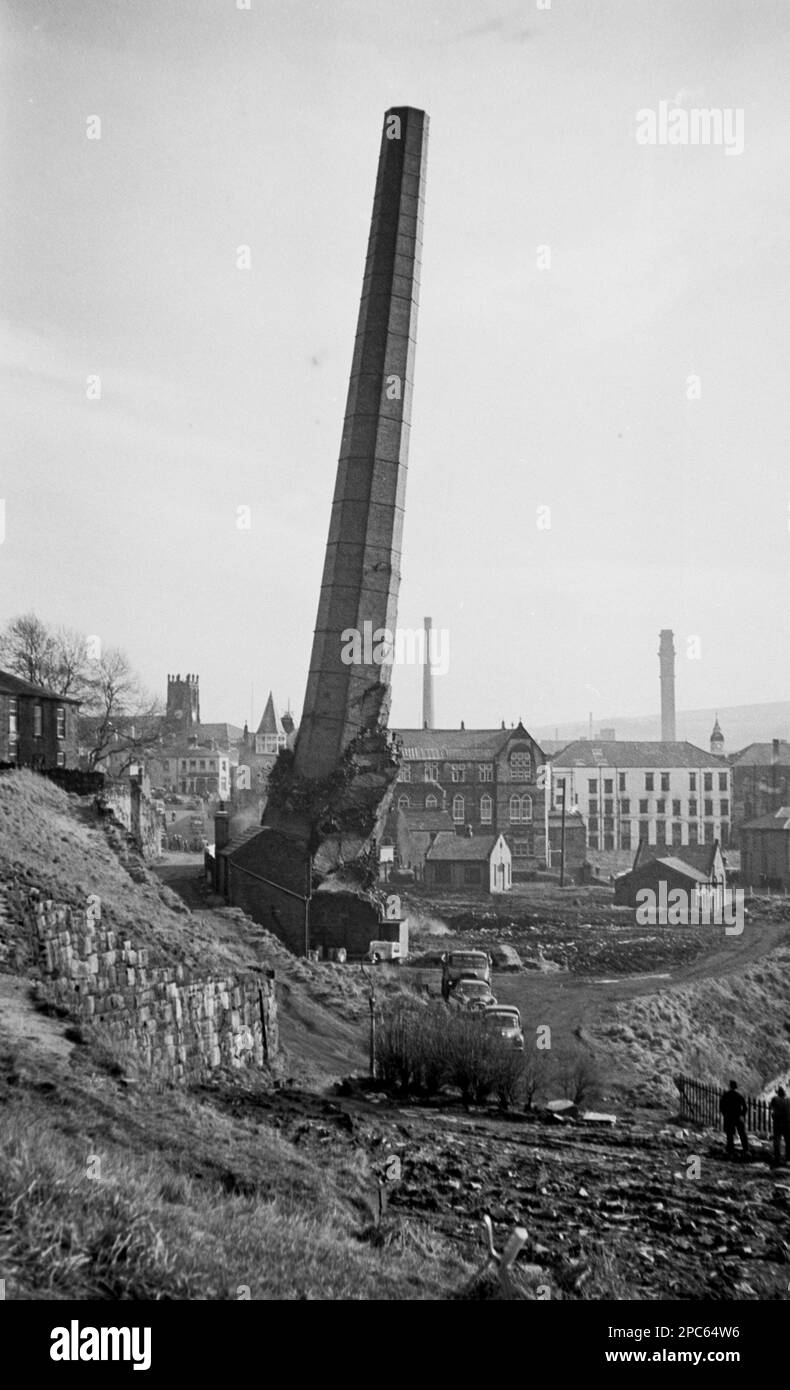 Giro del Regno Unito - Demolition of the Electricity Works Chimney a Darwen a metà degli anni '1960s uno di una sequenza di sei immagini. Foto Stock