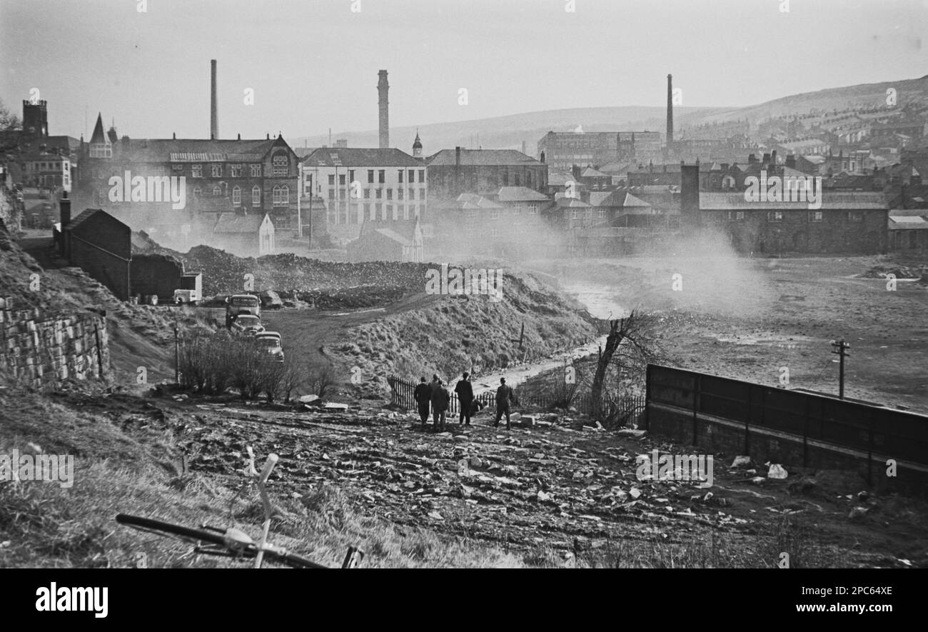 Giro del Regno Unito - Demolition of the Electricity Works Chimney a Darwen a metà degli anni '1960s uno di una sequenza di sei immagini. Foto Stock