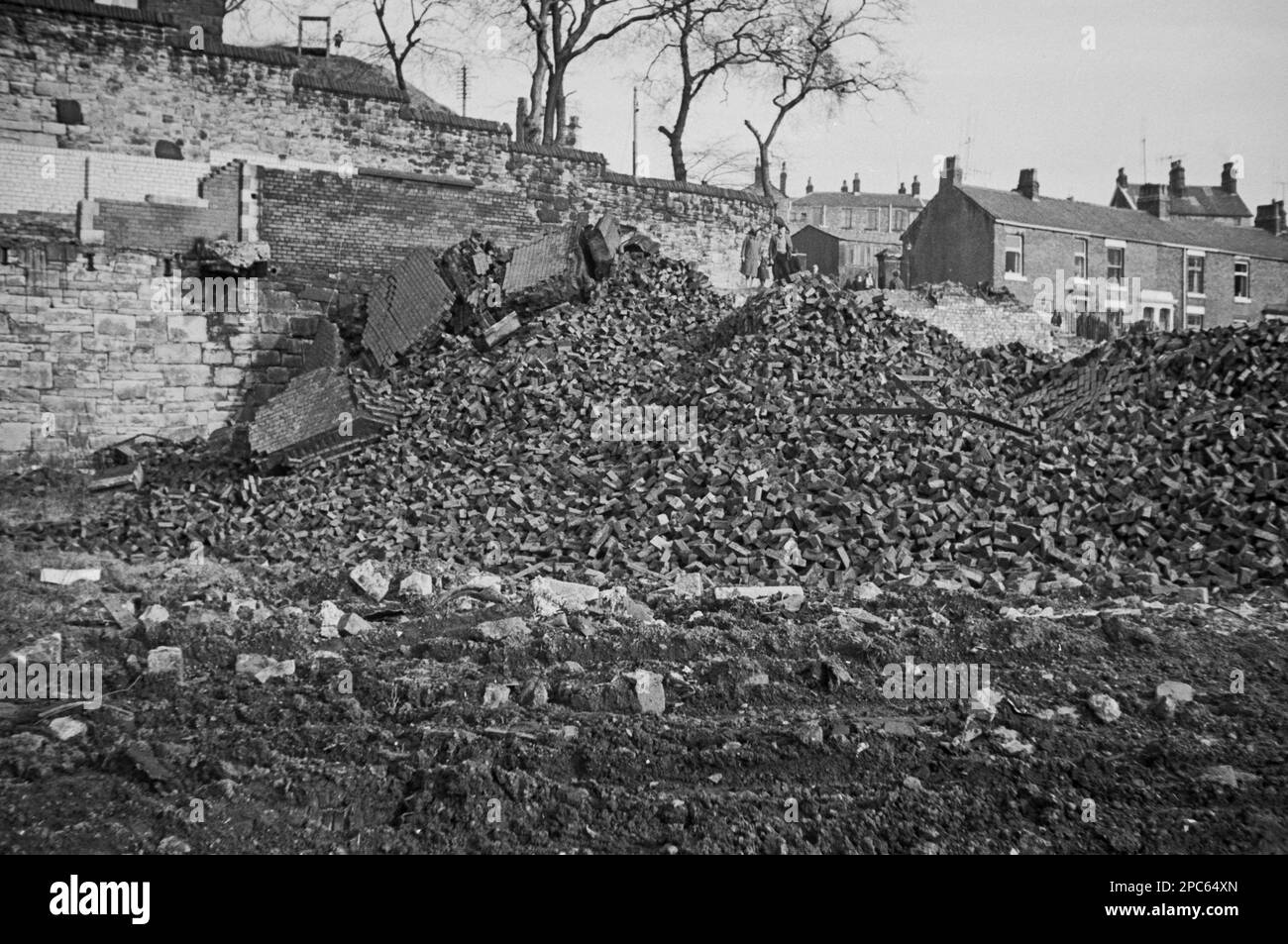 Giro del Regno Unito - Demolition of the Electricity Works Chimney a Darwen a metà degli anni '1960s uno di una sequenza di sei immagini. Foto Stock