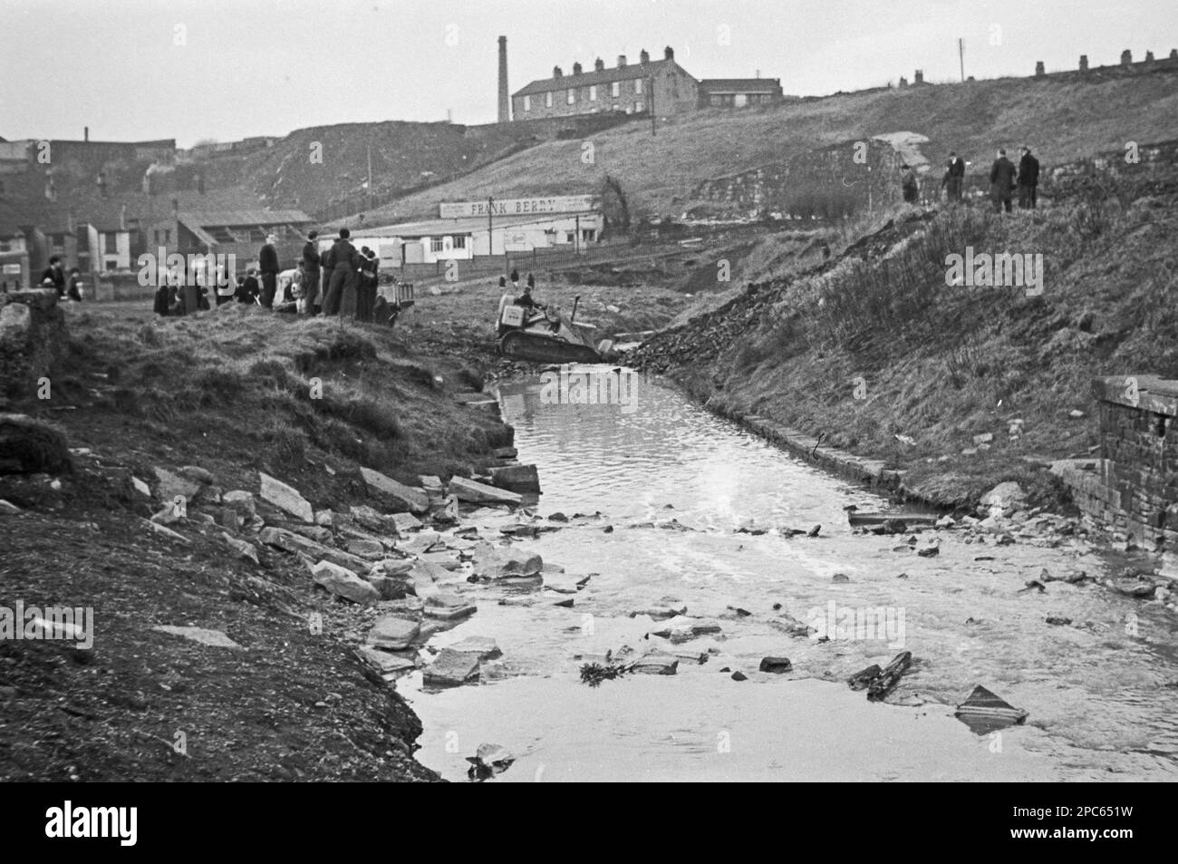 Giro del Regno Unito - Demolition of the Electricity Works Chimney a Darwen a metà degli anni '1960s uno di una sequenza di sei immagini. Foto Stock