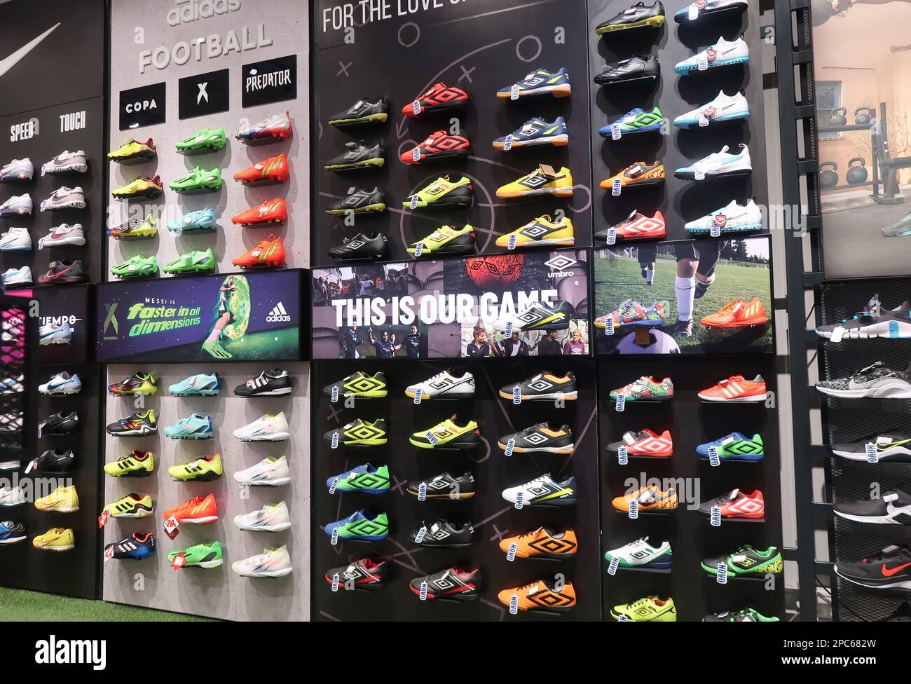 NIS, Serbia 05.03.2023 Sneakers nel negozio Delta Sport nel Delta Shopping Mall Foto Stock