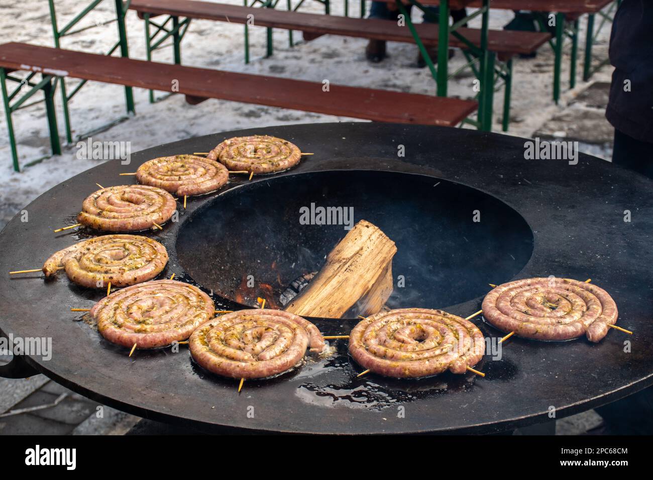 Salsicce arrotolate a spirale preparate con carne macinata alla griglia o arrostite in un barbecue sul fuoco aperto Foto Stock