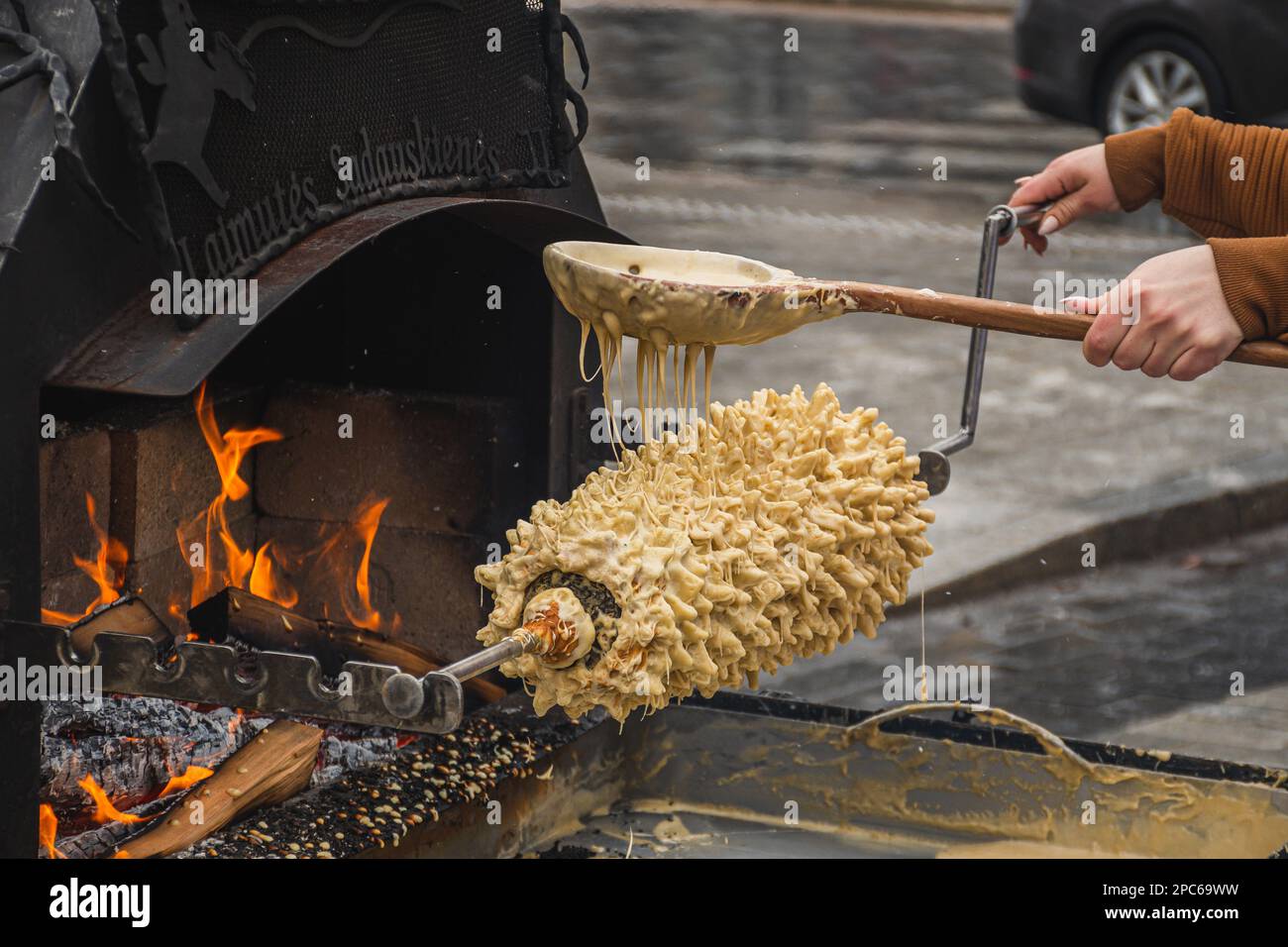 Preparazione di torte lituane, šakotis o baumkuchenas, sękacz polacca, bankucha bielorussa, baumkuchen tedesco a base di burro, albumi e tuorli, f Foto Stock