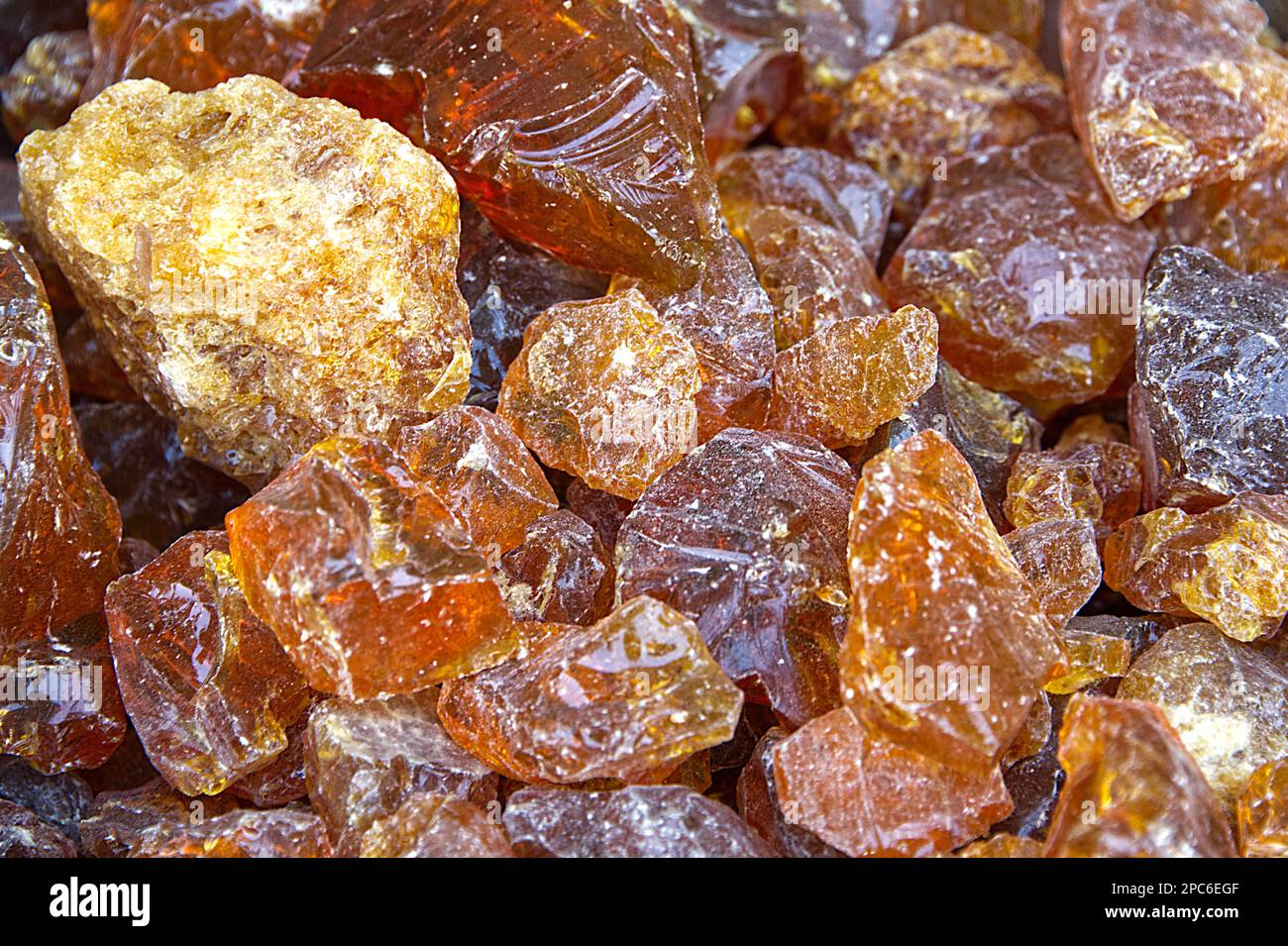 Molti pezzi del prodotto naturale ambra in colore arancione Foto Stock