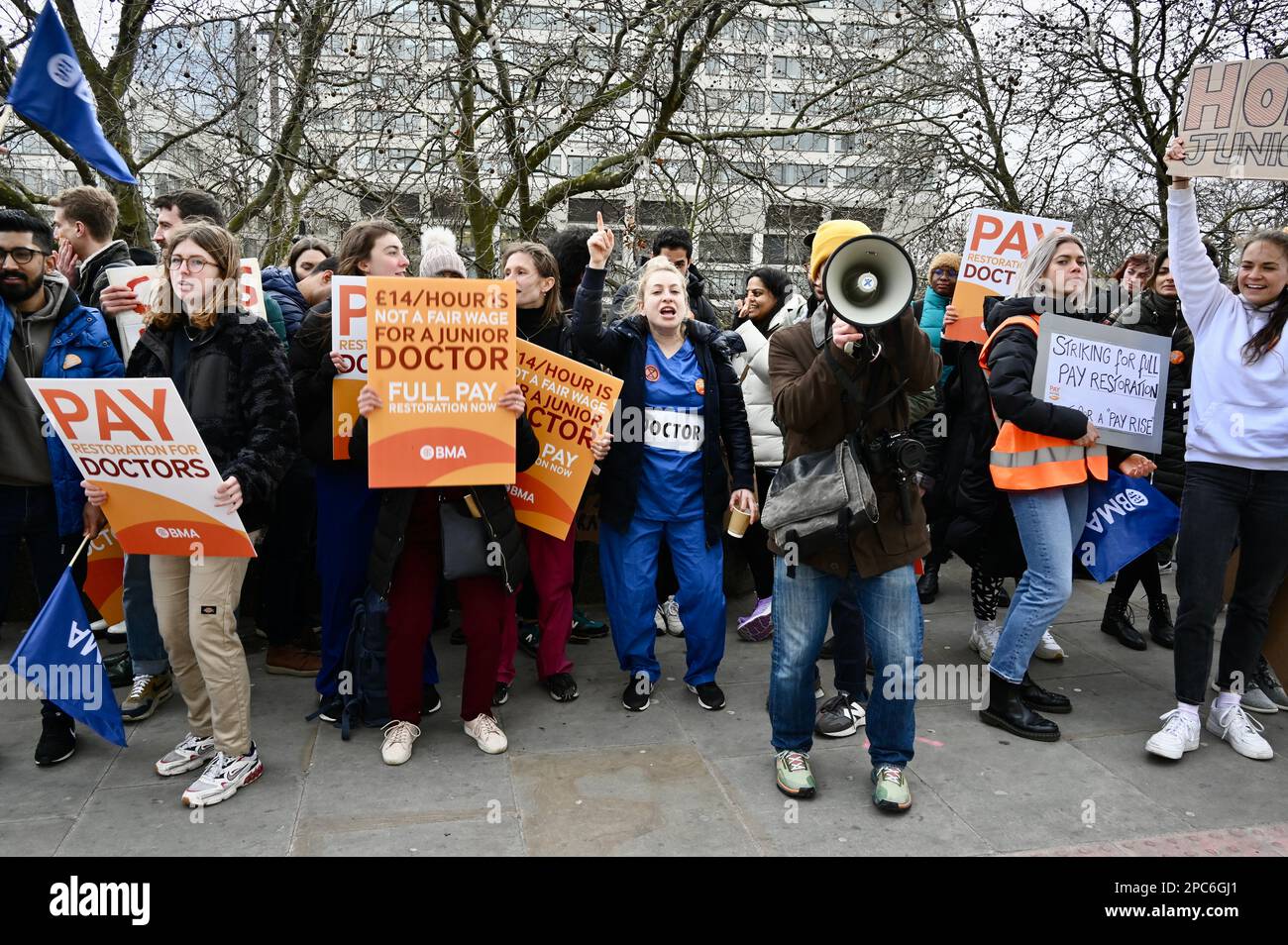 Londra, Regno Unito. I medici junior si sono riuniti al di fuori del St Thomas' Hospital, Westminster, per iniziare il loro primo giorno di uno sciopero di tre giorni. Questa azione aumenta la pressione sugli ospedali con alcuni appuntamenti ambulatoriali e operazioni non urgenti che vengono rinviate o cancellate. Credit: michael melia/Alamy Live News Foto Stock