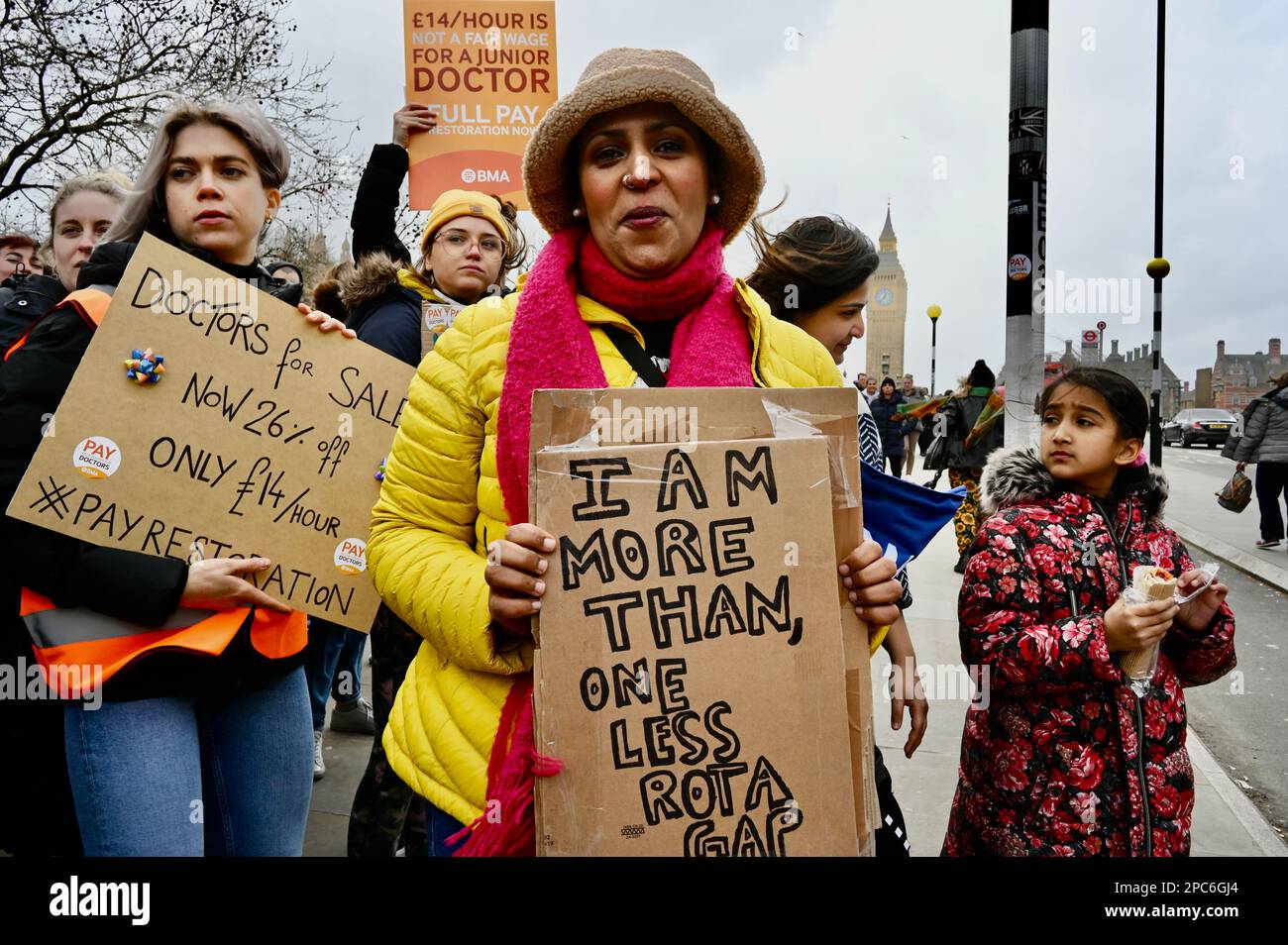 Londra, Regno Unito. I medici junior si sono riuniti al di fuori del St Thomas' Hospital, Westminster, per iniziare il loro primo giorno di uno sciopero di tre giorni. Questa azione aumenta la pressione sugli ospedali con alcuni appuntamenti ambulatoriali e operazioni non urgenti che vengono rinviate o cancellate. Credit: michael melia/Alamy Live News Foto Stock