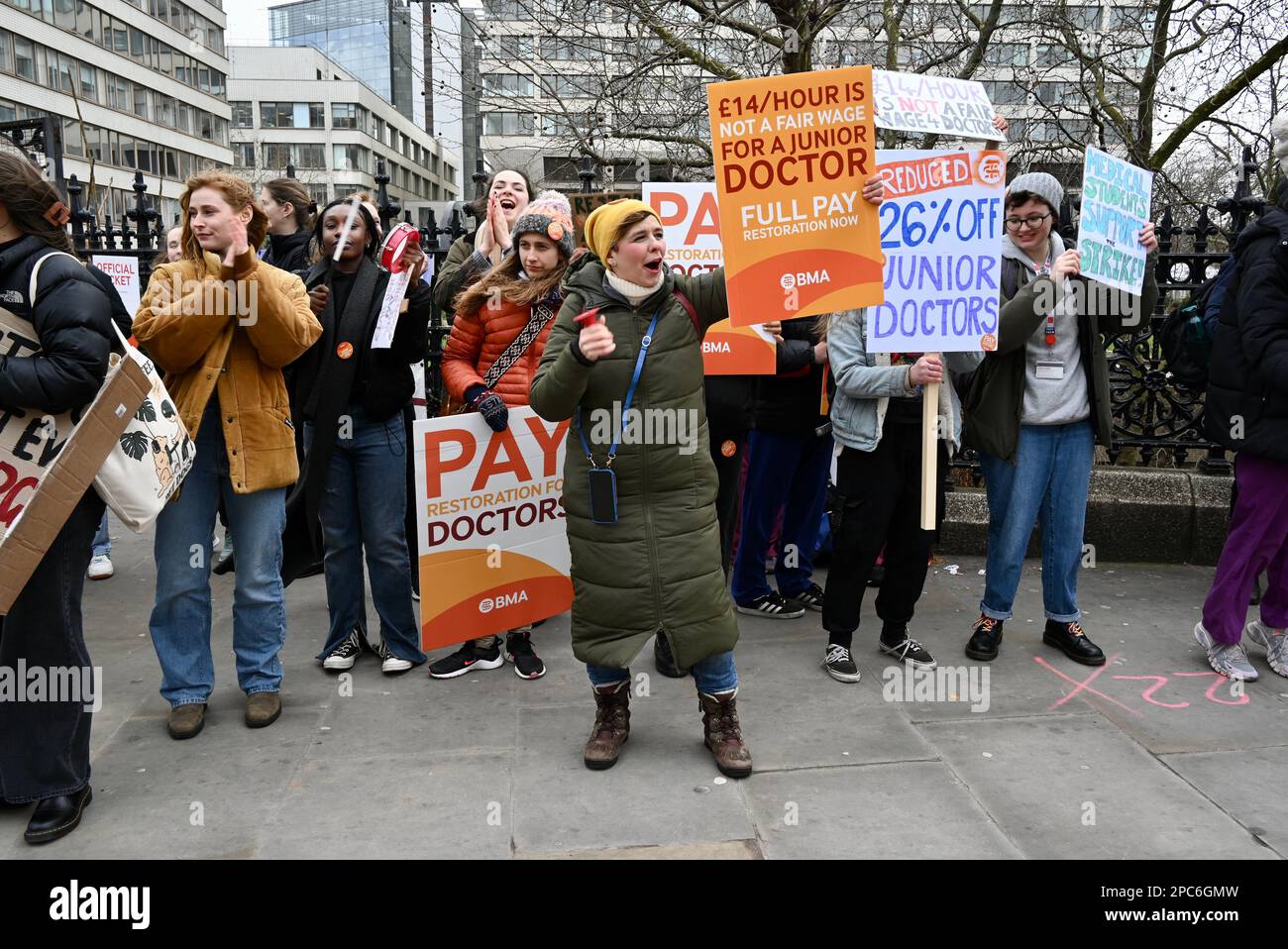 Londra, Regno Unito. I medici junior si sono riuniti al di fuori del St Thomas' Hospital, Westminster, per iniziare il loro primo giorno di uno sciopero di tre giorni. Questa azione aumenta la pressione sugli ospedali con alcuni appuntamenti ambulatoriali e operazioni non urgenti che vengono rinviate o cancellate. Credit: michael melia/Alamy Live News Foto Stock