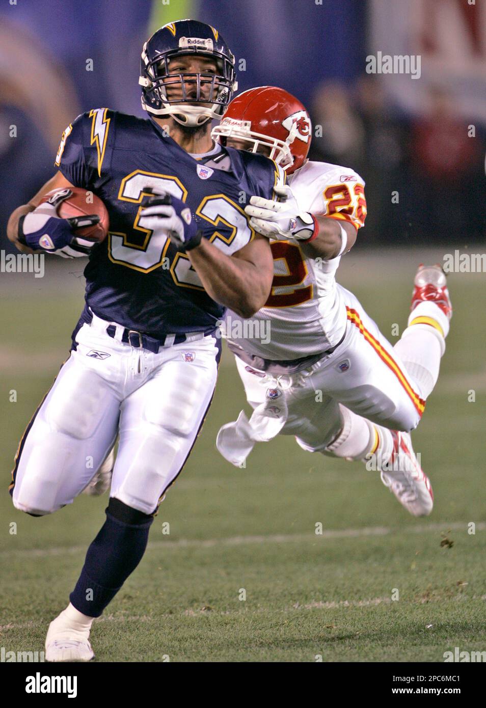 San Diego Chargers running back Michael Turner is dragged down by Kansas City Chiefs' Dee Brown after a 25-yard gain on a fake punt during the first quarter of an NFL football game in San Diego, Sunday, Dec. 17, 2006. (AP Photo/Lenny Ignelzi) Foto Stock