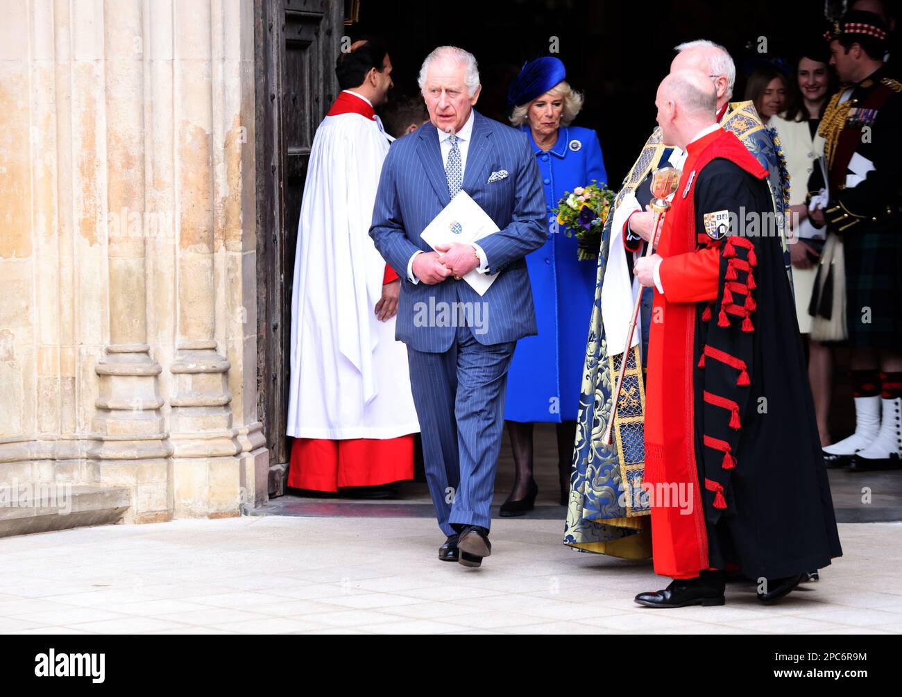 Re Carlo III e la Regina Consort quando partono dopo aver partecipato all'annuale servizio del Commonwealth Day presso l'Abbazia di Westminster a Londra. Data immagine: Lunedì 13 marzo 2023. Foto Stock