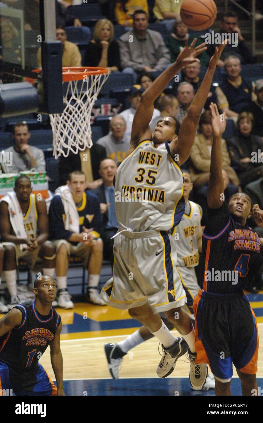 West Virginia's Wellington Smith (35) goes up for a dunk on an offensive rebound over Savannah State defenders Alvin Edwards (1) and Patrick Hardy (4) on Saturday, Dec. 16, 2006, during the second half of a basketball game in Morgantown, W.Va. West Virginia won 76-41. (AP Photo/Jeff Gentner) Foto Stock