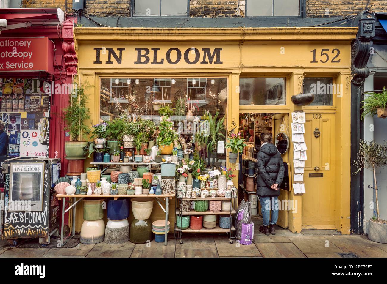 A Bloom, Columbia Street - Un negozio tradizionale fiorista situato a Bethnal Green. Il mercato dei fiori di Columbia Road si trova in prossimità di Hackney Road Foto Stock