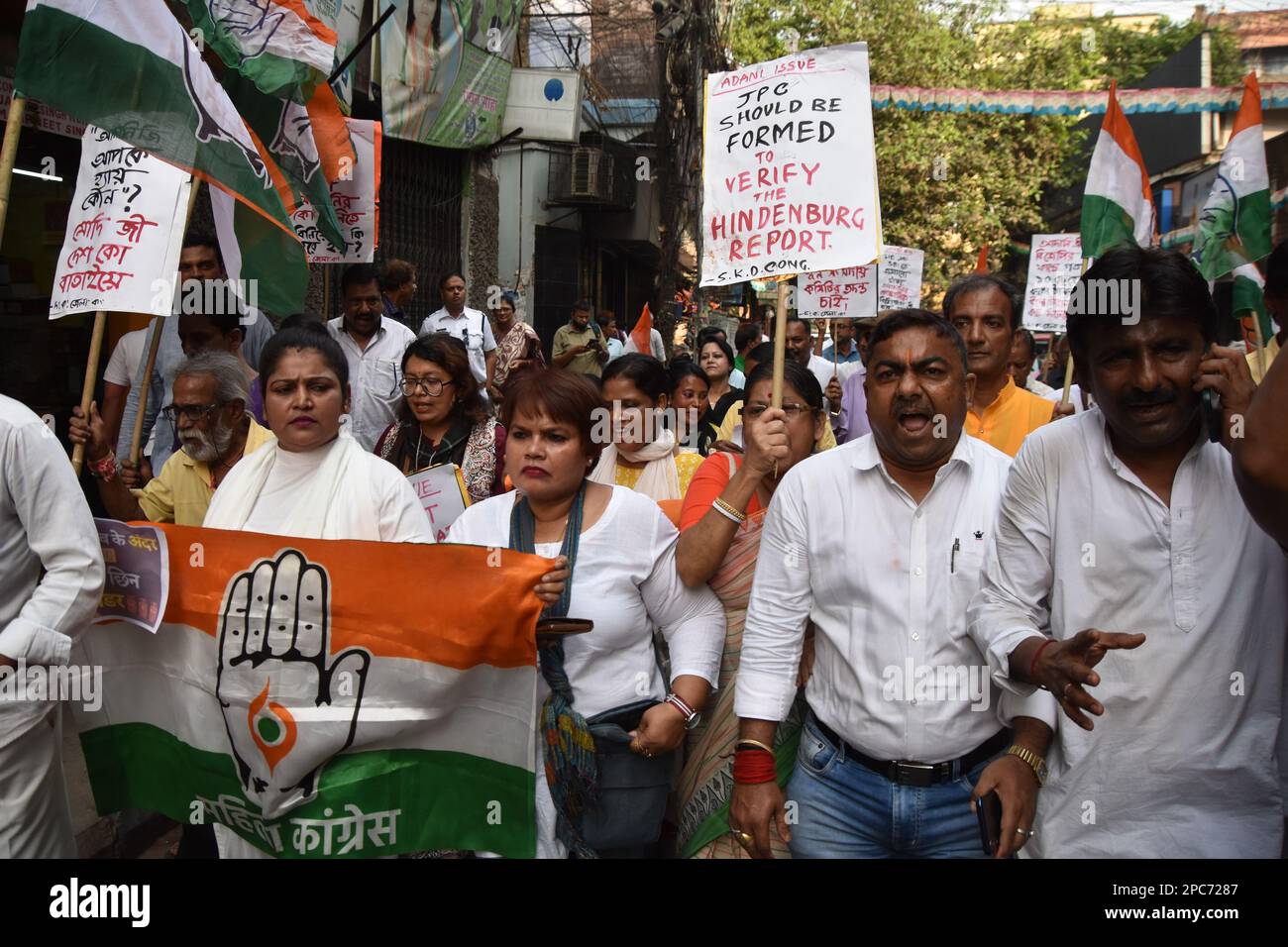 Kolkata, India. 13th Mar, 2023. Manifestazione di protesta del Comitato del Congresso del Bengala Occidentale Pradesh verso il Raj Bhavan contro il filare Adani-Hindenburg e l'anniversario dell'omicidio di Tapan Kandu a Kolkata, in India, il 13 marzo 2023. (Foto di Biswarup Gangully/Pacific Press/Sipa USA) Credit: Sipa USA/Alamy Live News Foto Stock