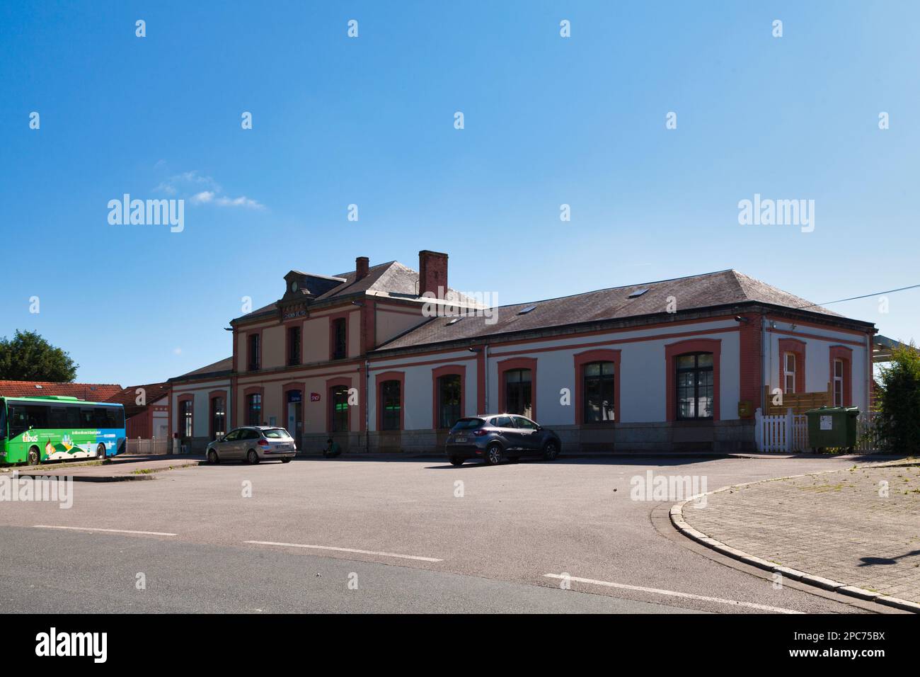 Carhaix-Plouguer, Francia - Agosto 13 2021: La Gare de Carhaix è una stazione ferroviaria che serve la città Carhaix-Plouguer, dipartimento Finistère, F occidentale Foto Stock